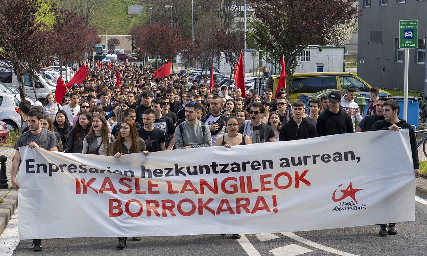 Manifestazioa Donostiako EHUko campusetik irteten, atzo. GORKA RUBIO / FOKU.