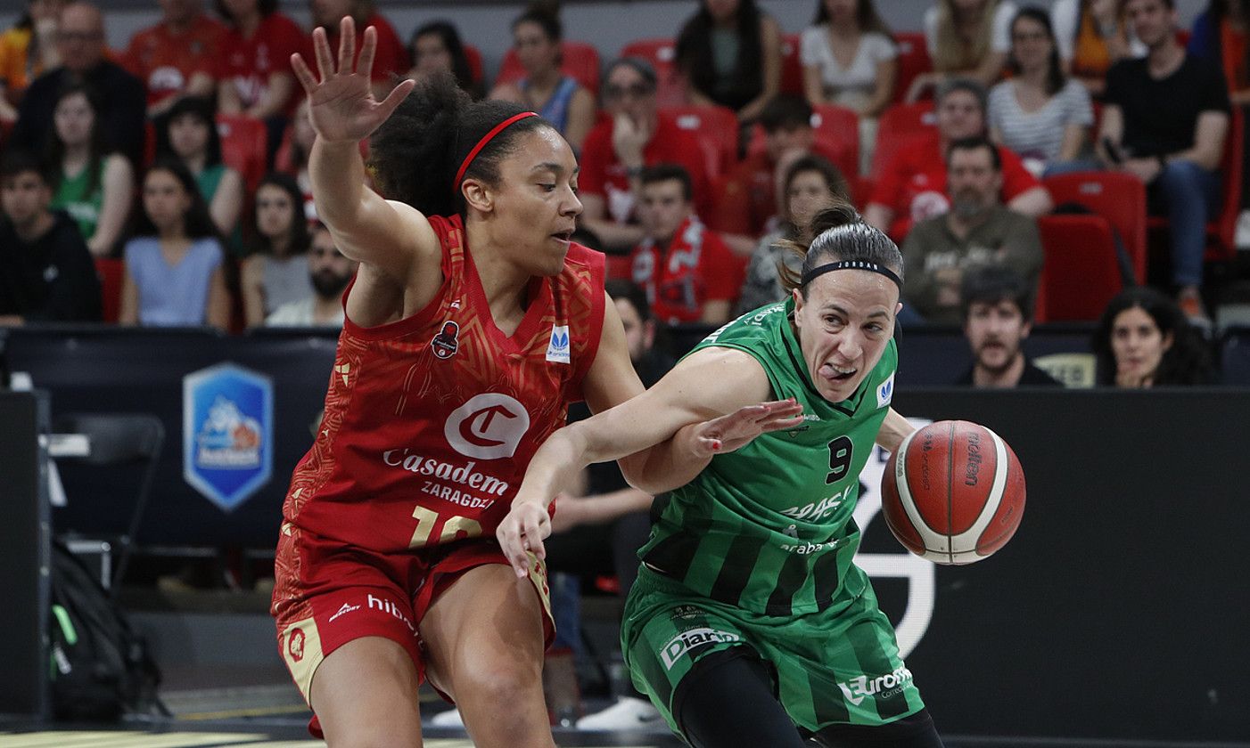Maria Asurmendi, baloiarekin, Markeisha Gatlingek bidea oztopatzen diola. JAVIER BELVER / EFE. Maria Asurmendi, baloiarekin, Markeisha Gatlingek bidea oztopatzen diola. JAVIER BELVER / EFE.