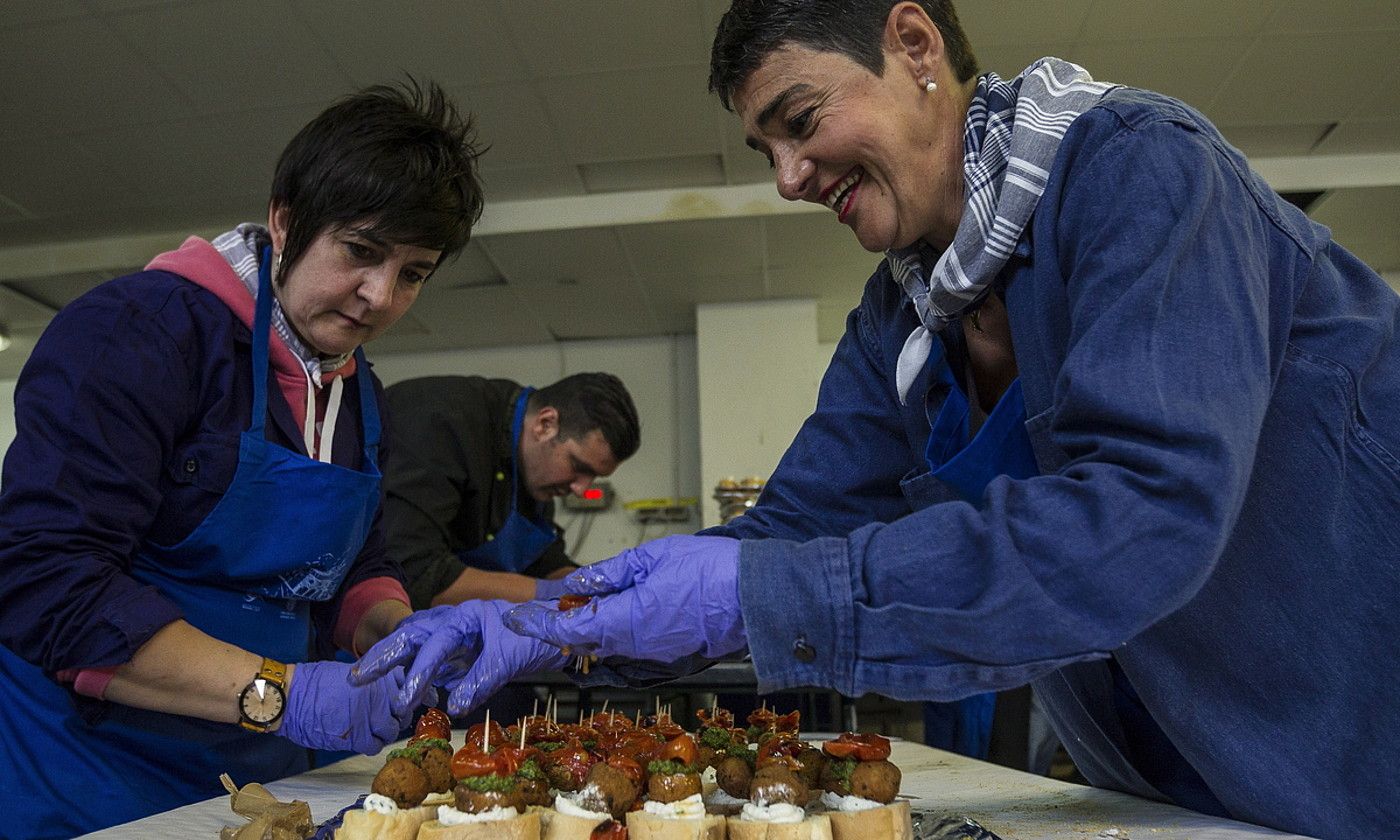 Berdelez egindako pintxoak prestatzen, Mutrikun, aurreko ekitaldi batean. ARITZ LOIOLA / FOKU.