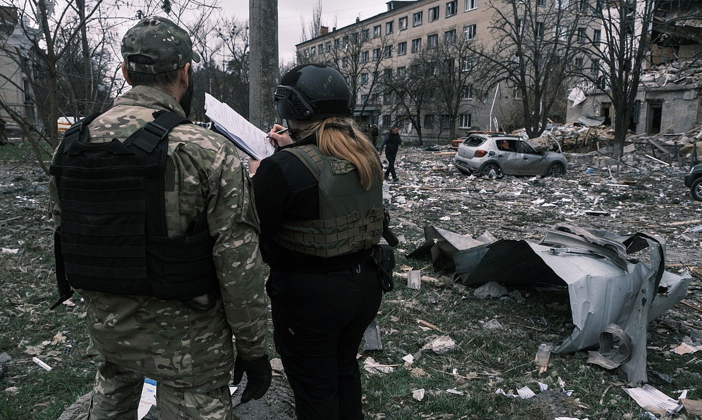 Ukrainako bi polizia, aurreko asteartean, Sloviansken. MARIA SENOVILLA / EFE.