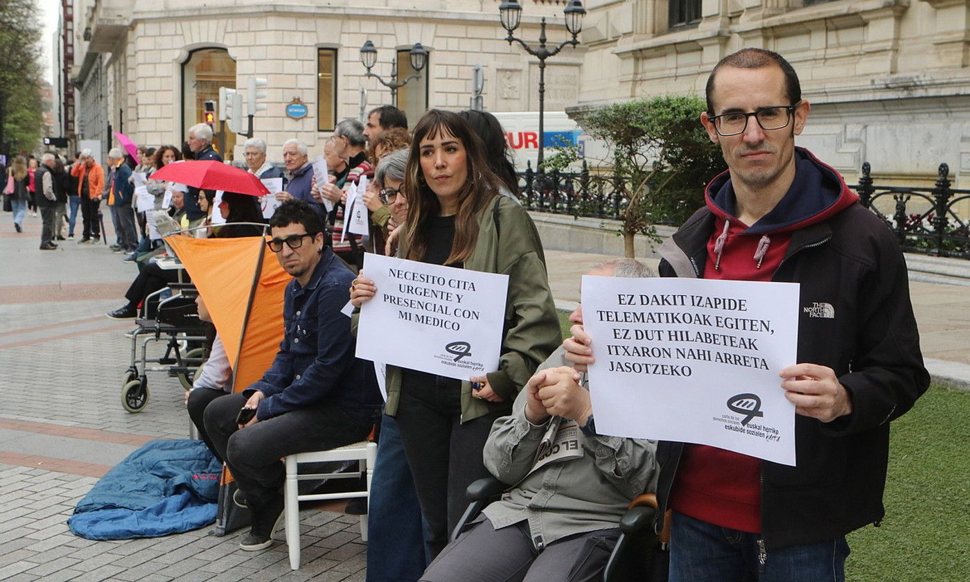 Eskubide Sozialen Kartak atzo Bilbon eginiko protesta. OSKAR MATXIN EDESA / FOKU. Eskubide Sozialen Kartak atzo Bilbon eginiko protesta. OSKAR MATXIN EDESA / FOKU.