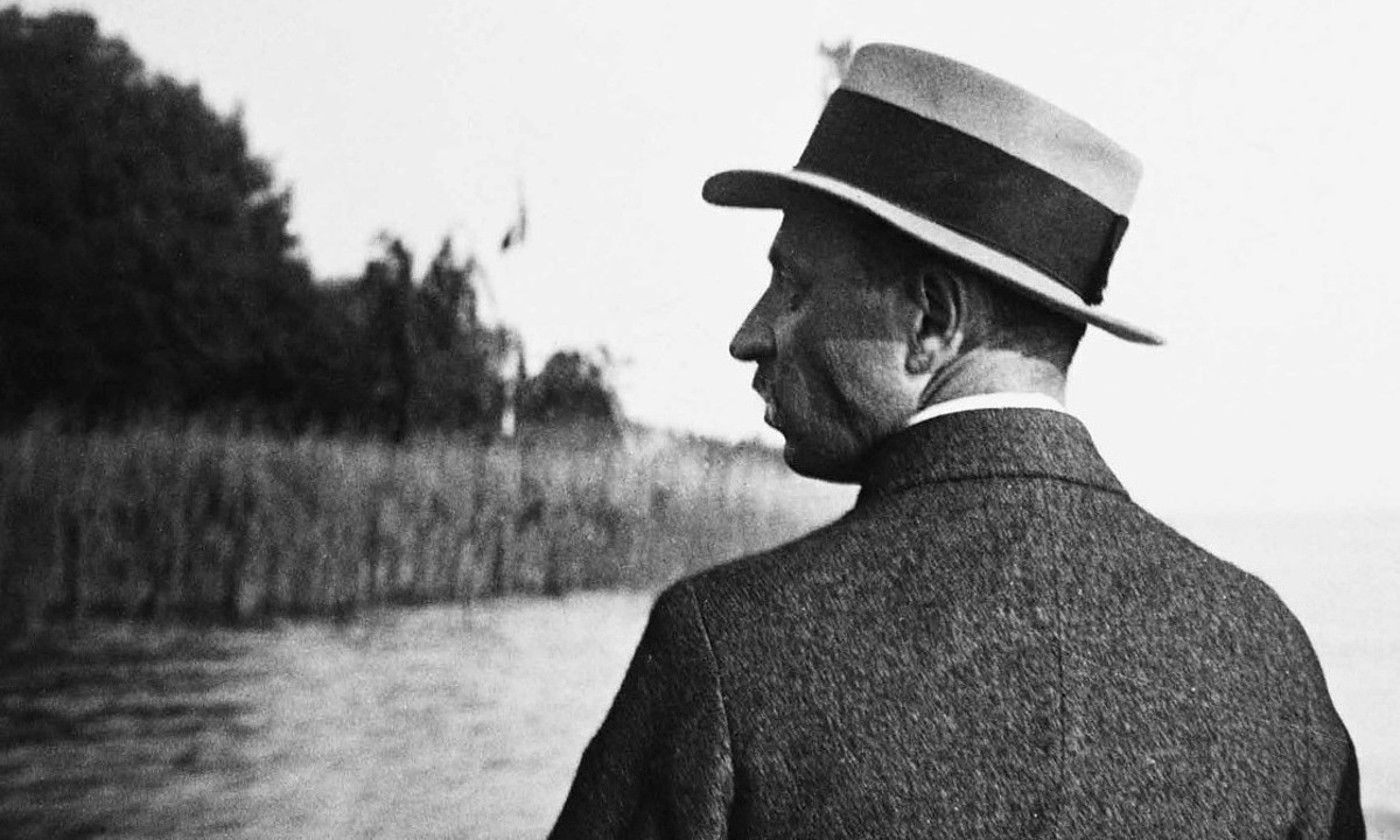 Rainer Maria Rilke poeta, Alemaniako Zurich hiritik gertu, 1924ko ekainean egindako argazki batean. BERRIA.