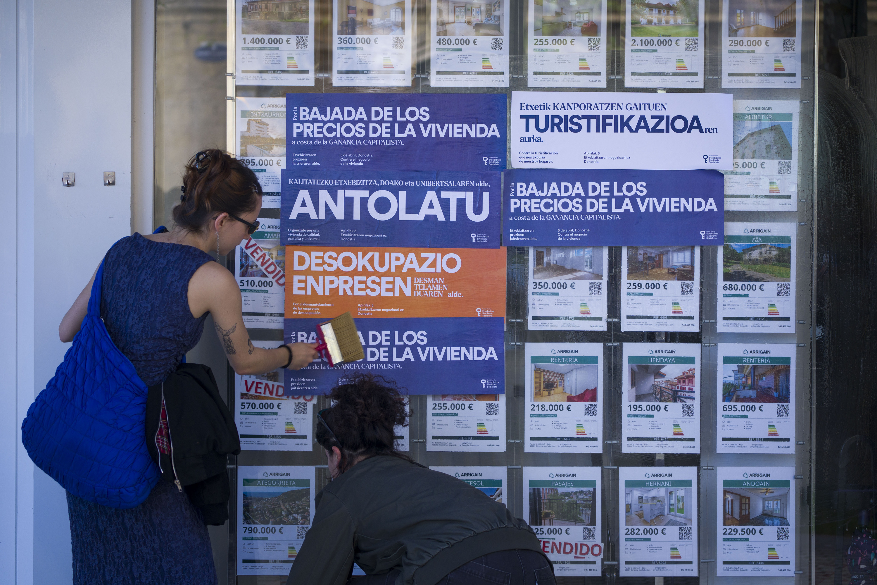 Etxebizitza sindikatuaren protesta ekintza bat Donostian, larrialdi egoera salatzeko. JON URBE / FOKU