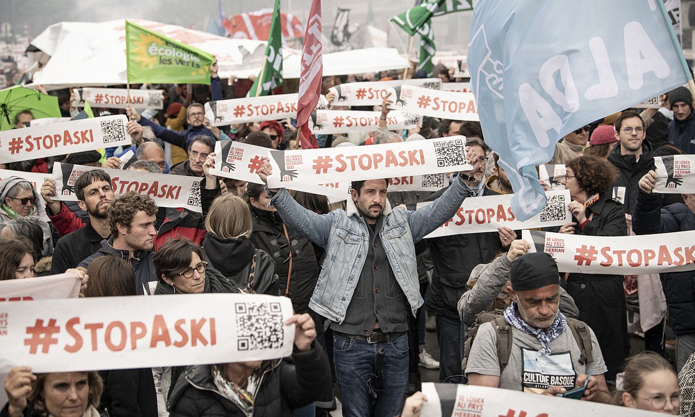 Milaka herritarrek parte hartu zuten protestan, atzo, Baionan. PATXI BELTZAIZ.