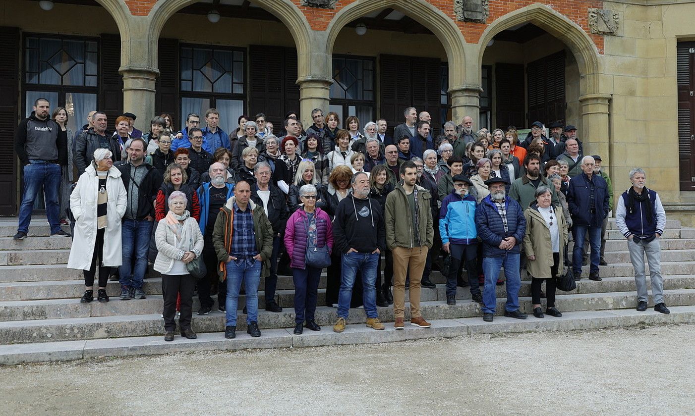 Ekitaldiaren ondoren, argazkia atera zuten bertaratutakoek, Donostiako Miramar jauregiaren aurrean. MAIALEN ANDRES / FOKU. Ekitaldiaren ondoren, argazkia atera zuten bertaratutakoek, Donostiako Miramar jauregiaren aurrean. MAIALEN ANDRES / FOKU.