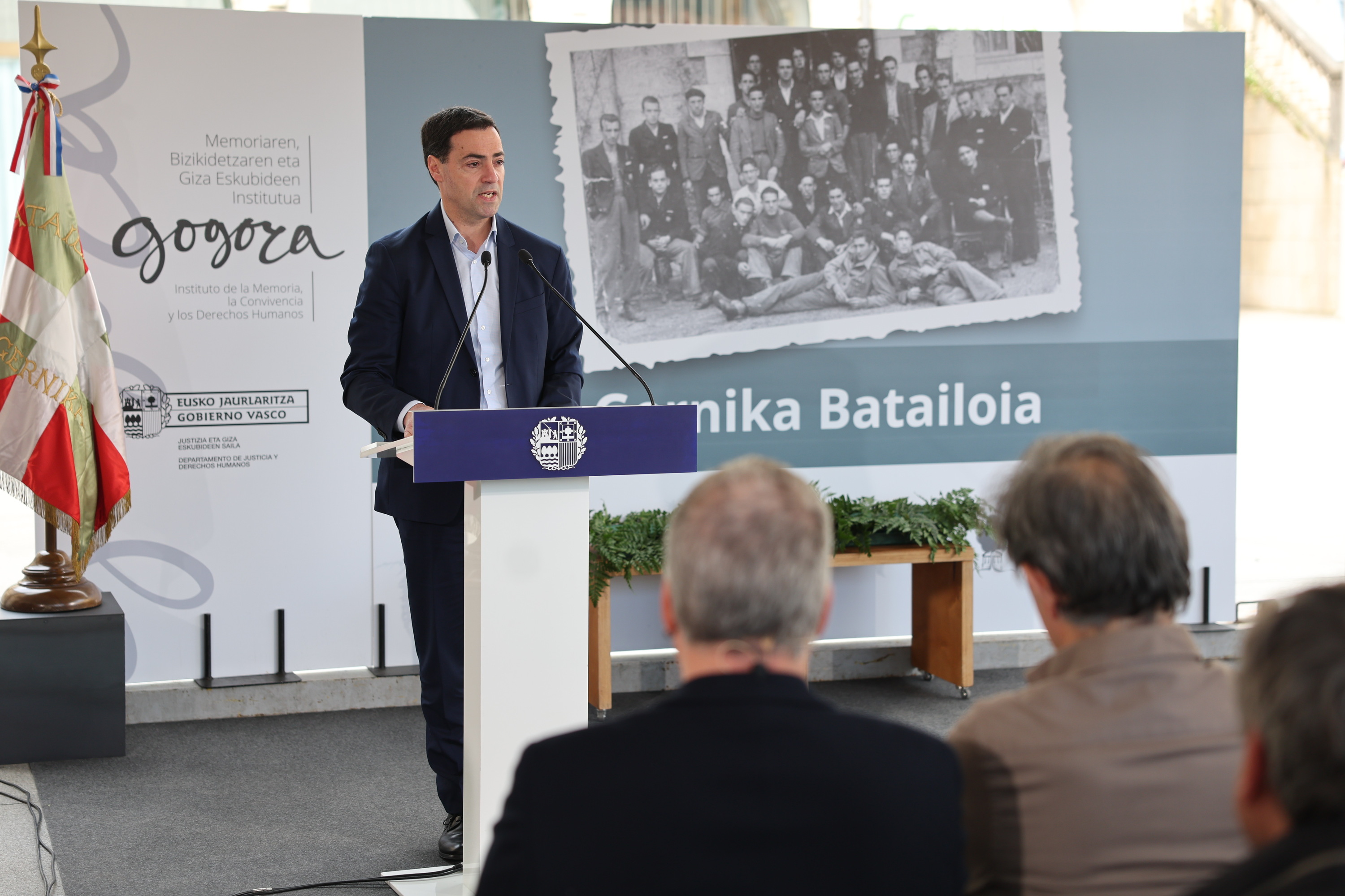 Pradales gaurko ekitaldian hizketan. LUIS TEJIDO / EFE