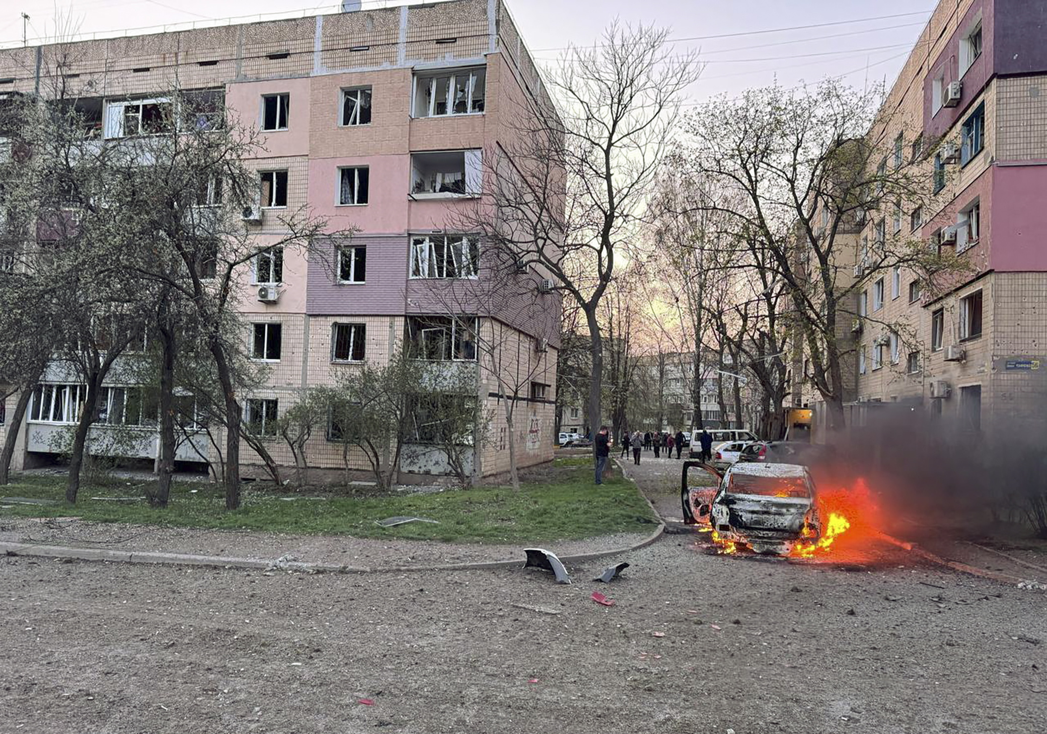 Atzoko erasoak hondatutako eremua, Krivi Rih hirian (Ukraina). EFE
