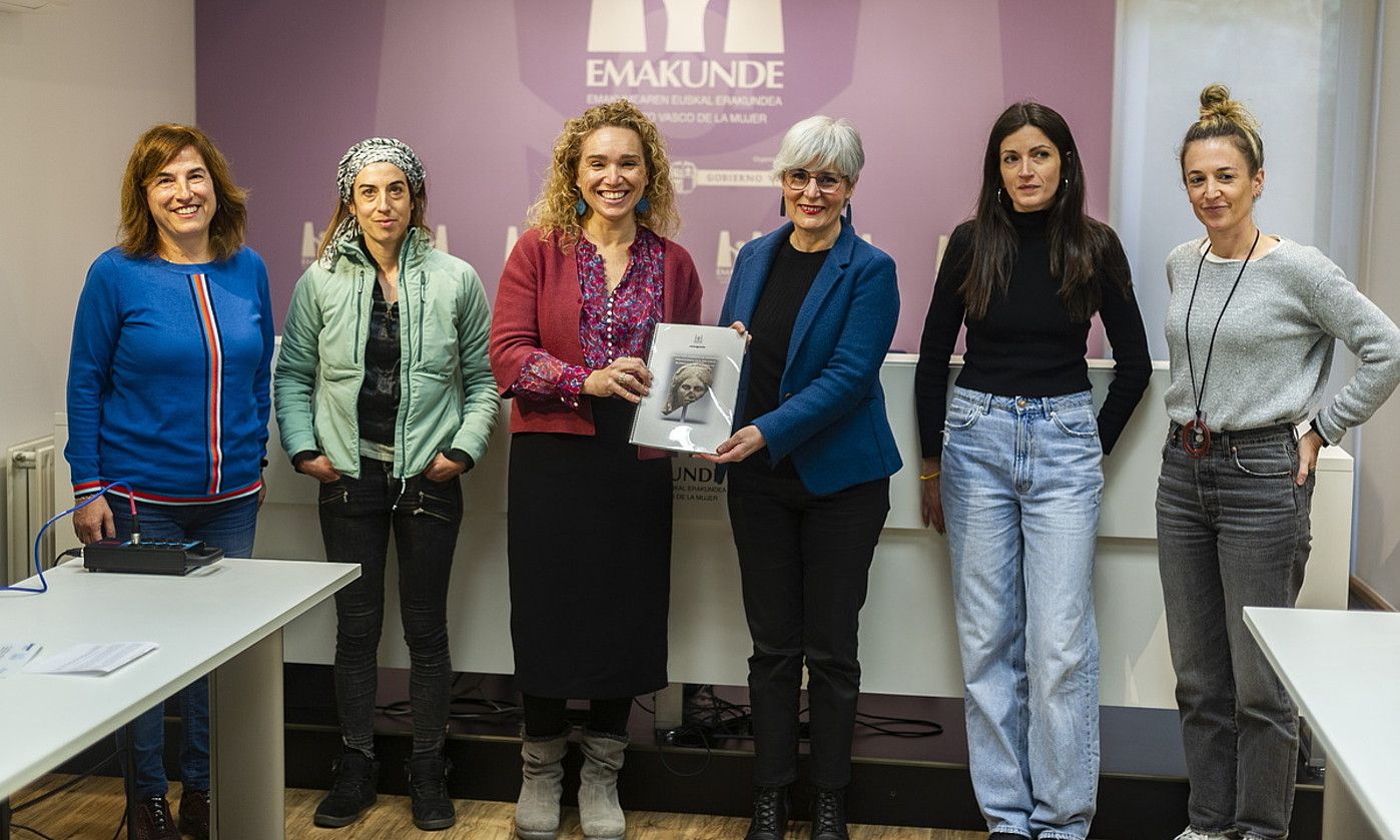 Miren Elgarresta Emakundeko zuzendaria eta lana egin duten bost ikerlariak, atzo, Gasteizen. JAIZKI FONTANEDA / FOKU.