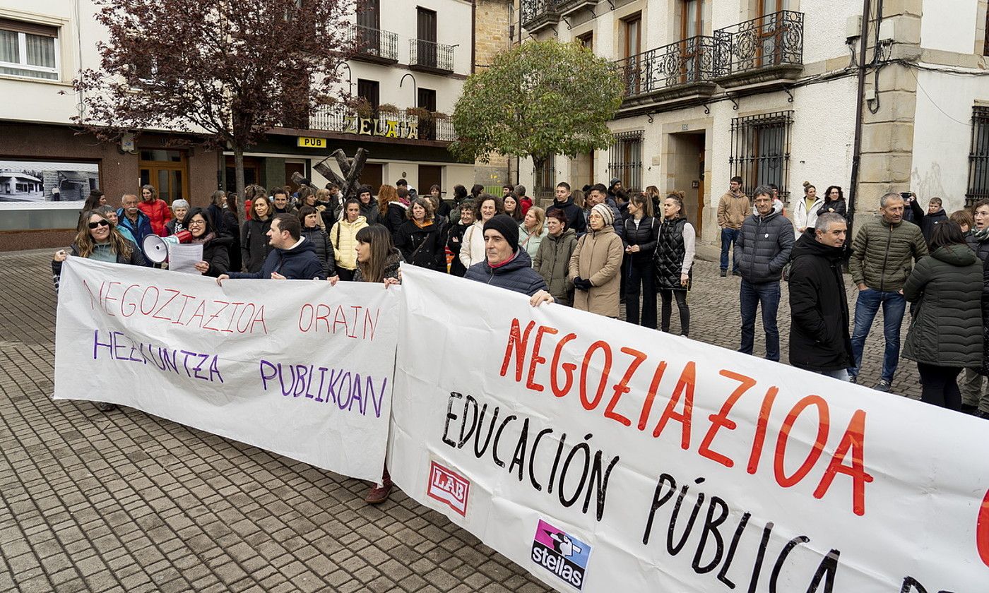 Manifestari zenbaitek Labrit karrikako trafikoa bi norantzetan oztopatu zuten. IDOIA ZABALETA / FOKU. Manifestari zenbaitek Labrit karrikako trafikoa bi norantzetan oztopatu zuten. IDOIA ZABALETA / FOKU.