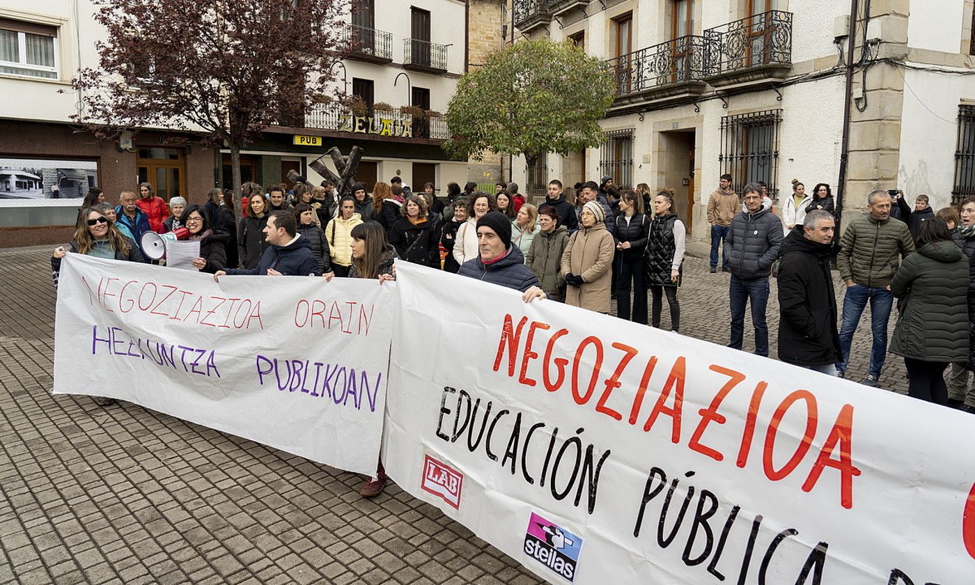 Manifestari zenbaitek Labrit karrikako trafikoa bi norantzetan oztopatu zuten. IDOIA ZABALETA / FOKU.