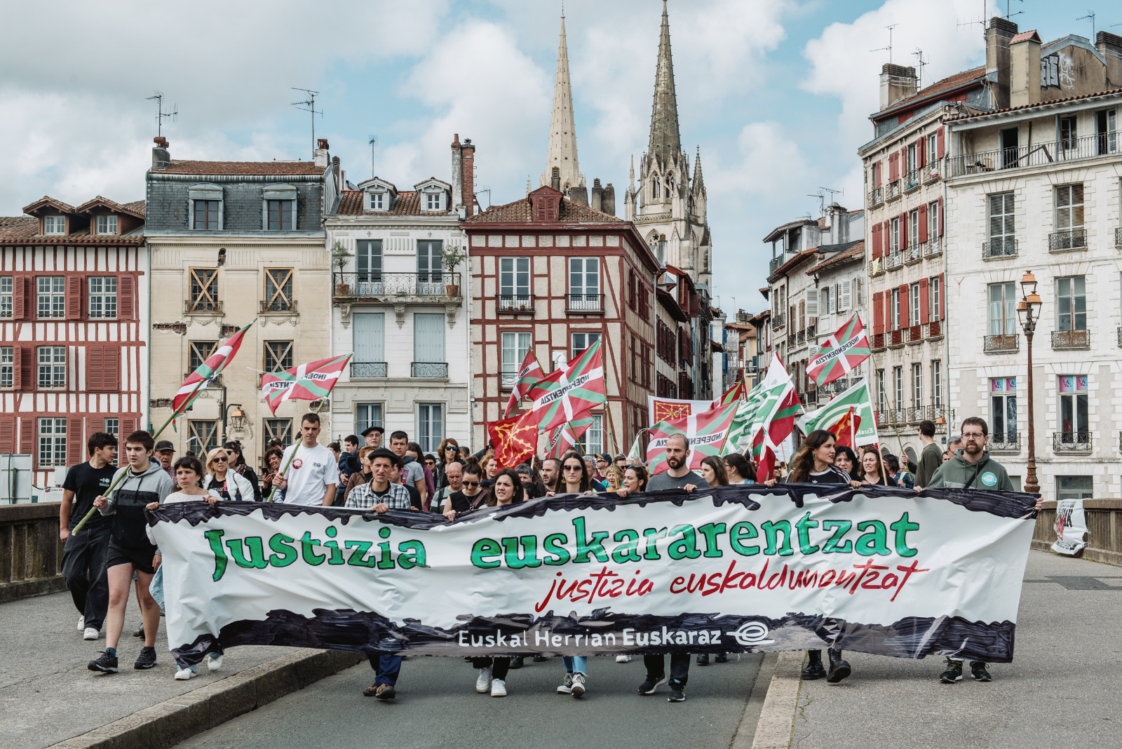 Euskal Herrian Euskaraz-ek Baionan antolatutako protesta. GUILLAUME FAUVEAU