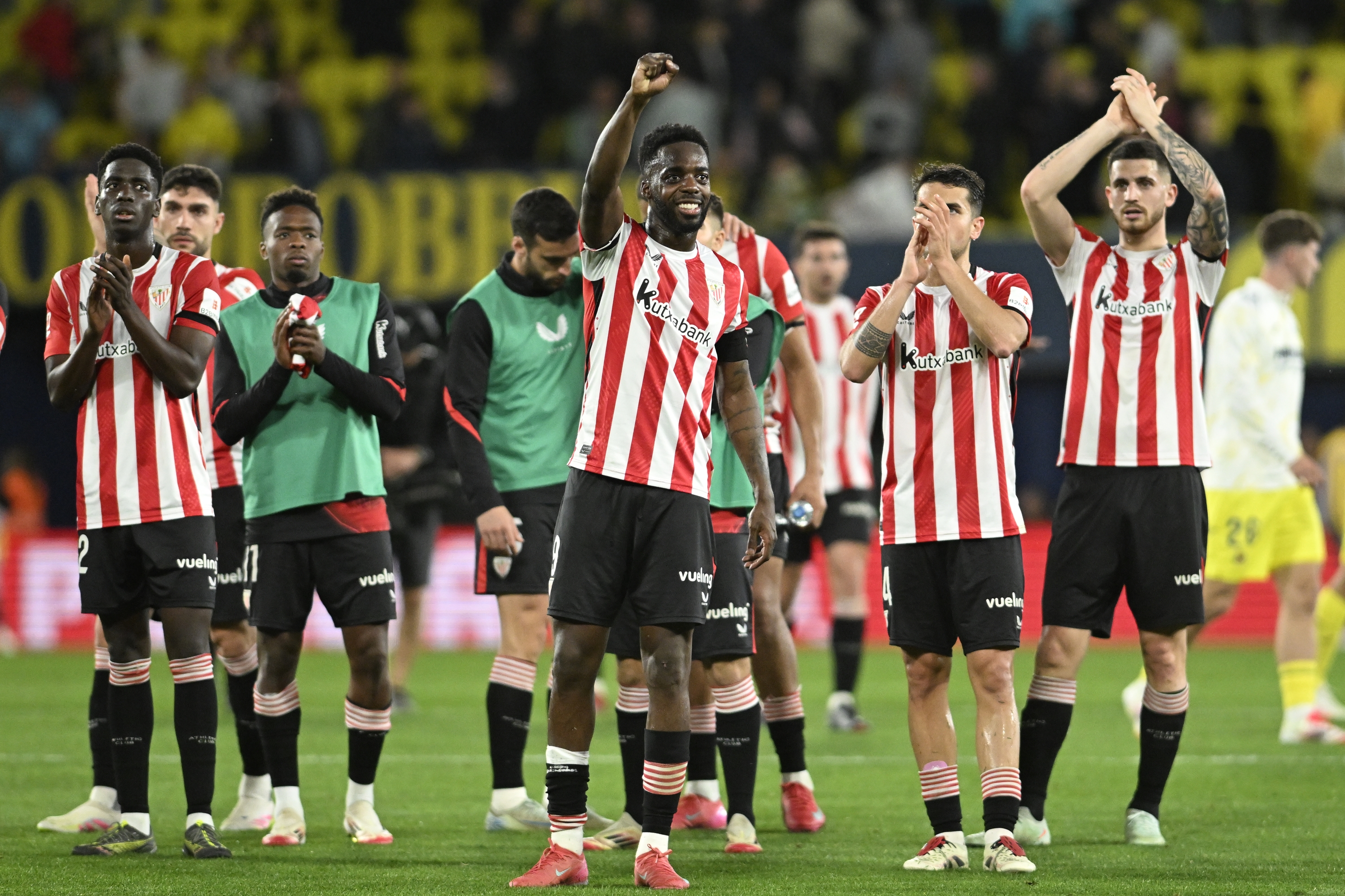 Athleticeko jokalariak, Vila-realeko aurkako partidaren amaieran, zale zuri-gorriak agurtzen.