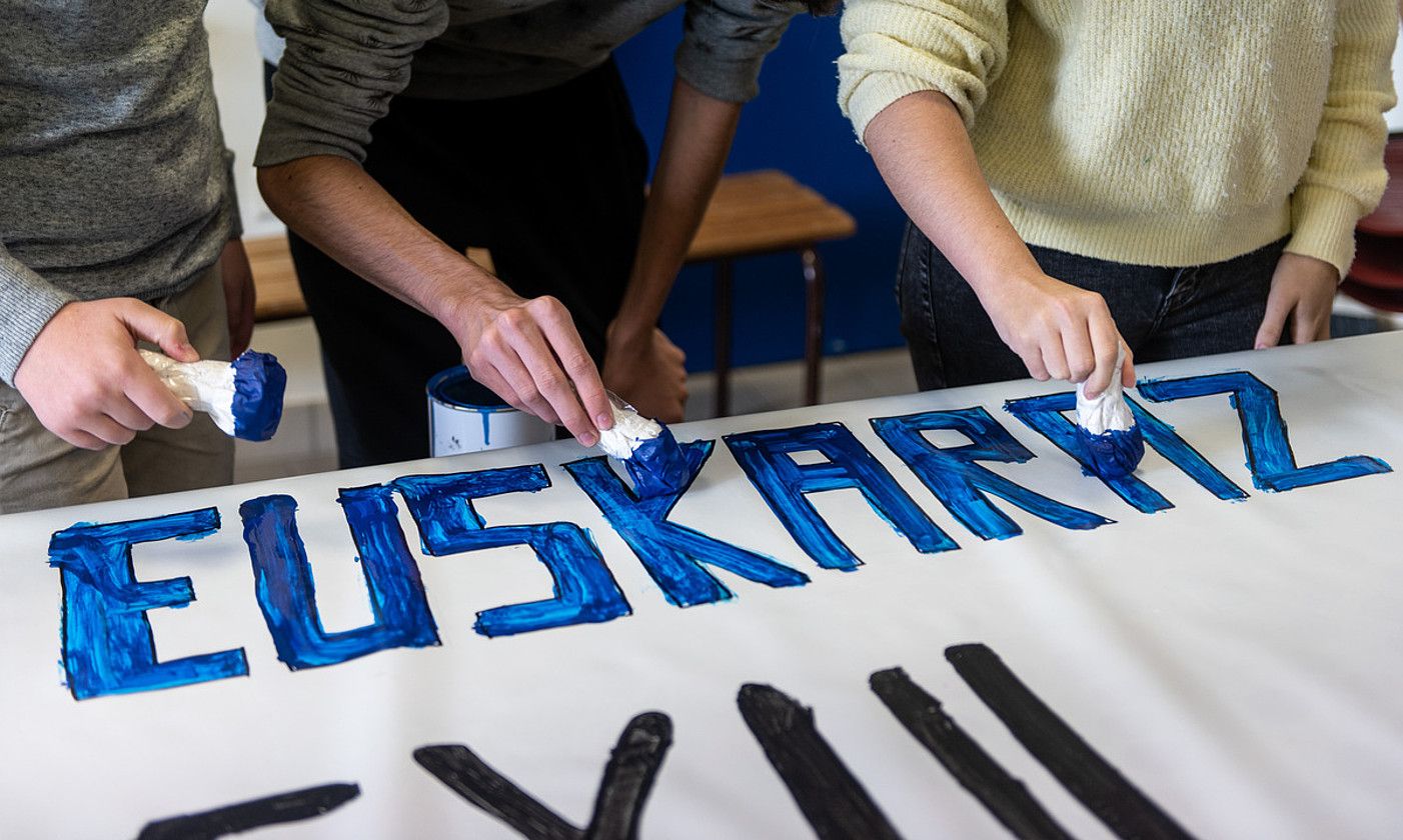 Piarres Larzabal kolegioko ikasleek protesta baterako egindako pankarta. GUILLAUME FAUVEAU.