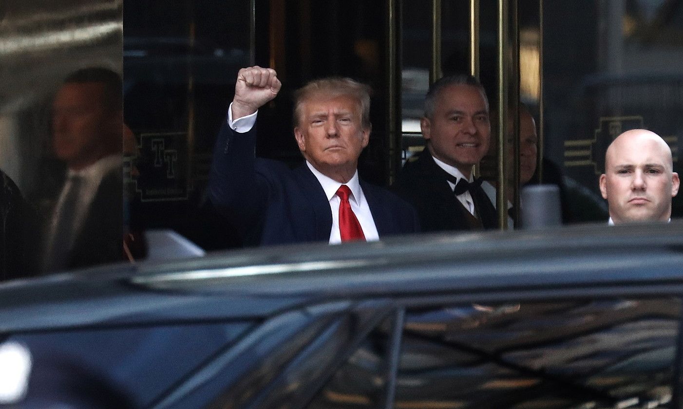 Donald Trump AEBetako presidente ohia, atzo, New Yorken, Trump dorretik atera zenean. PETER FOLEY / EFE.