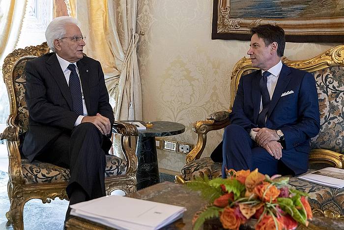 Mattarella presidentea eta Conte lehen ministrogaia, goizeko bileran, Erromako Kirinal jauregian. PAOLO GIANDOTTI / EFE