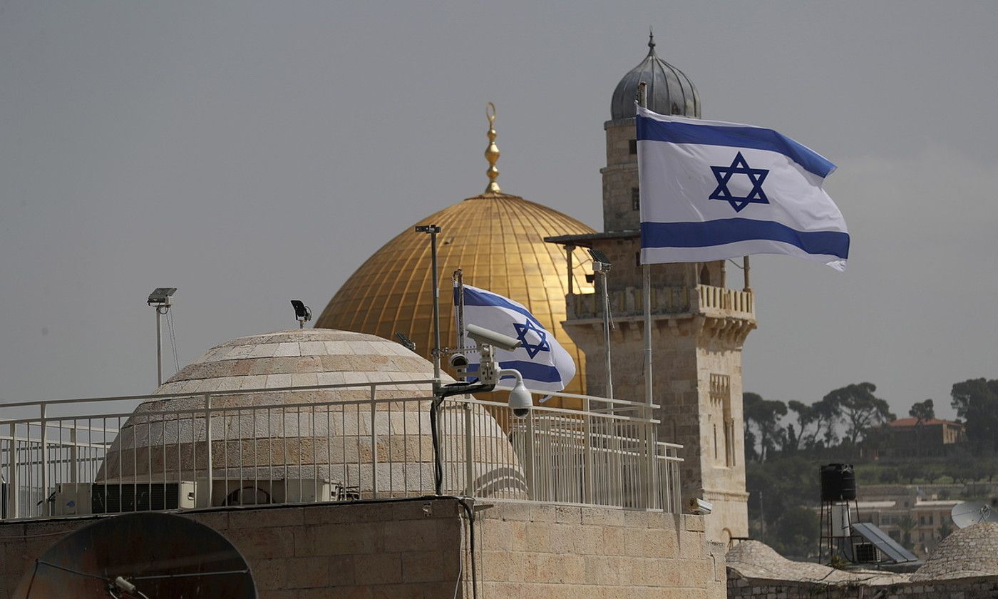 Jerusalemgo Al-Aqsa meskitaren kupula, atzo, parean Israelgo bi bandera dituela. ATEF SAFADI / EFE.