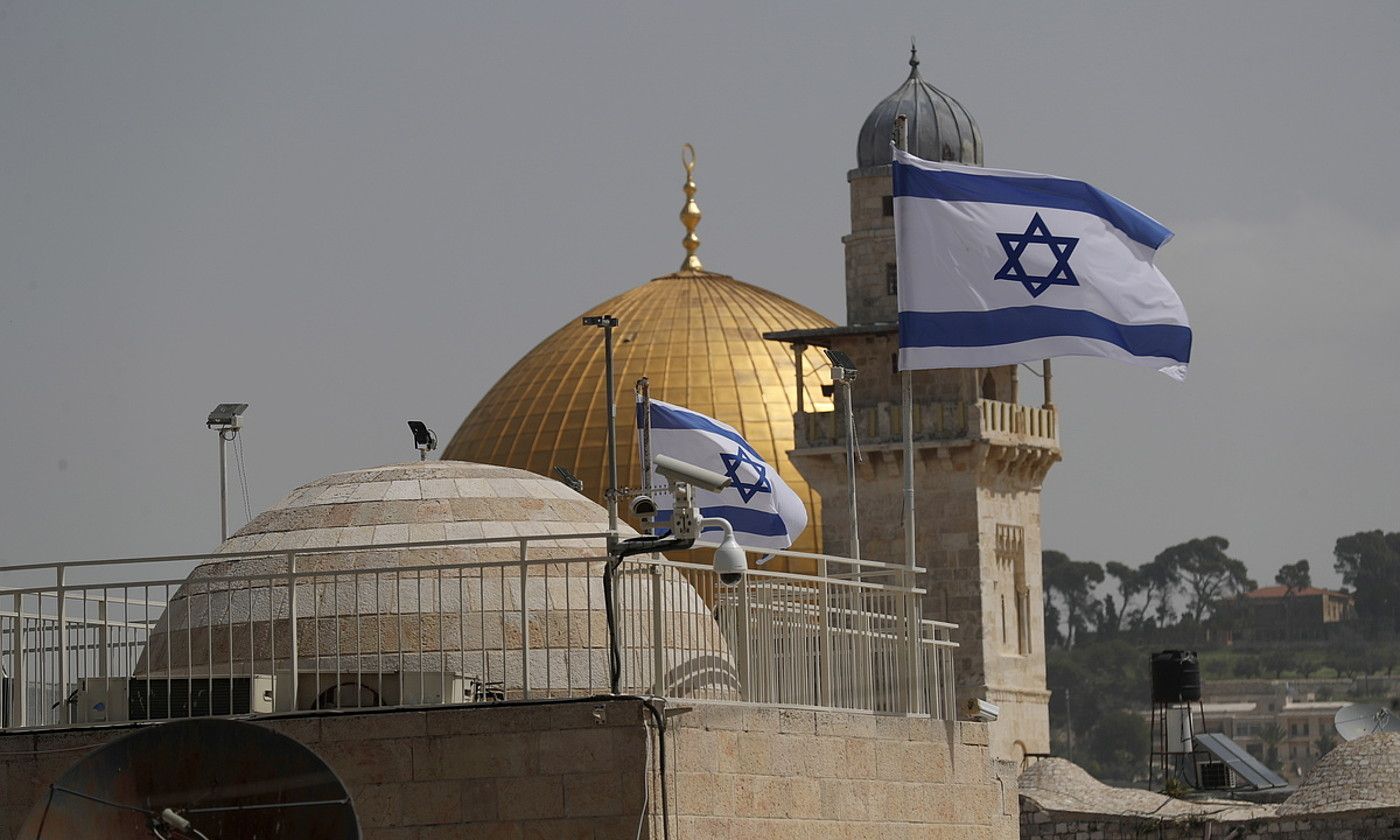 Jerusalemgo Al-Aqsa meskitaren kupula, atzo, parean Israelgo bi bandera dituela. ATEF SAFADI / EFE. Jerusalemgo Al-Aqsa meskitaren kupula, atzo, parean Israelgo bi bandera dituela. ATEF SAFADI / EFE.