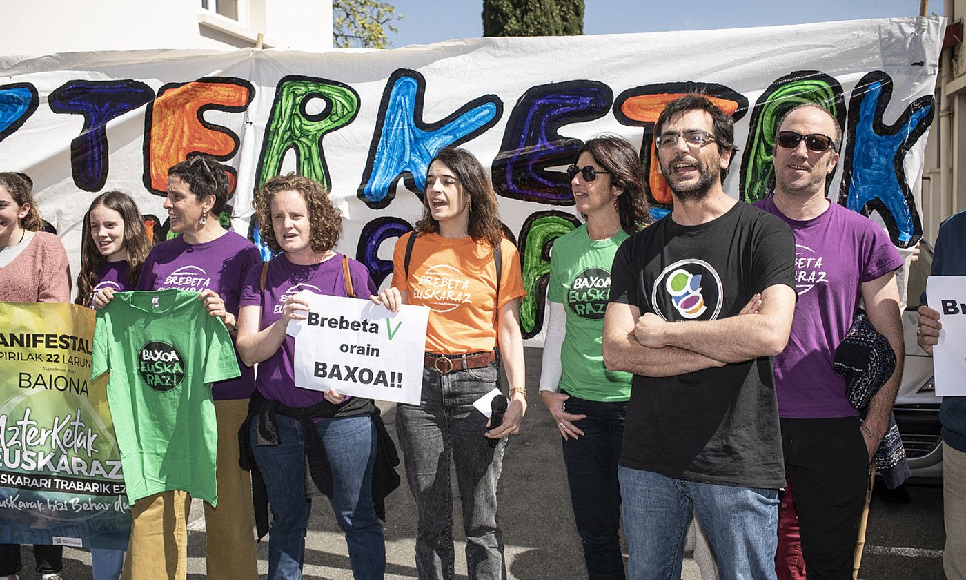 Seaskako irakasleen elkarretaratzea Baionan Areetan, ikuskaritzaren egoitzaren aitzinean. PATXI BETLZAIZ. Seaskako irakasleen elkarretaratzea Baionan Areetan, ikuskaritzaren egoitzaren aitzinean. PATXI BETLZAIZ.