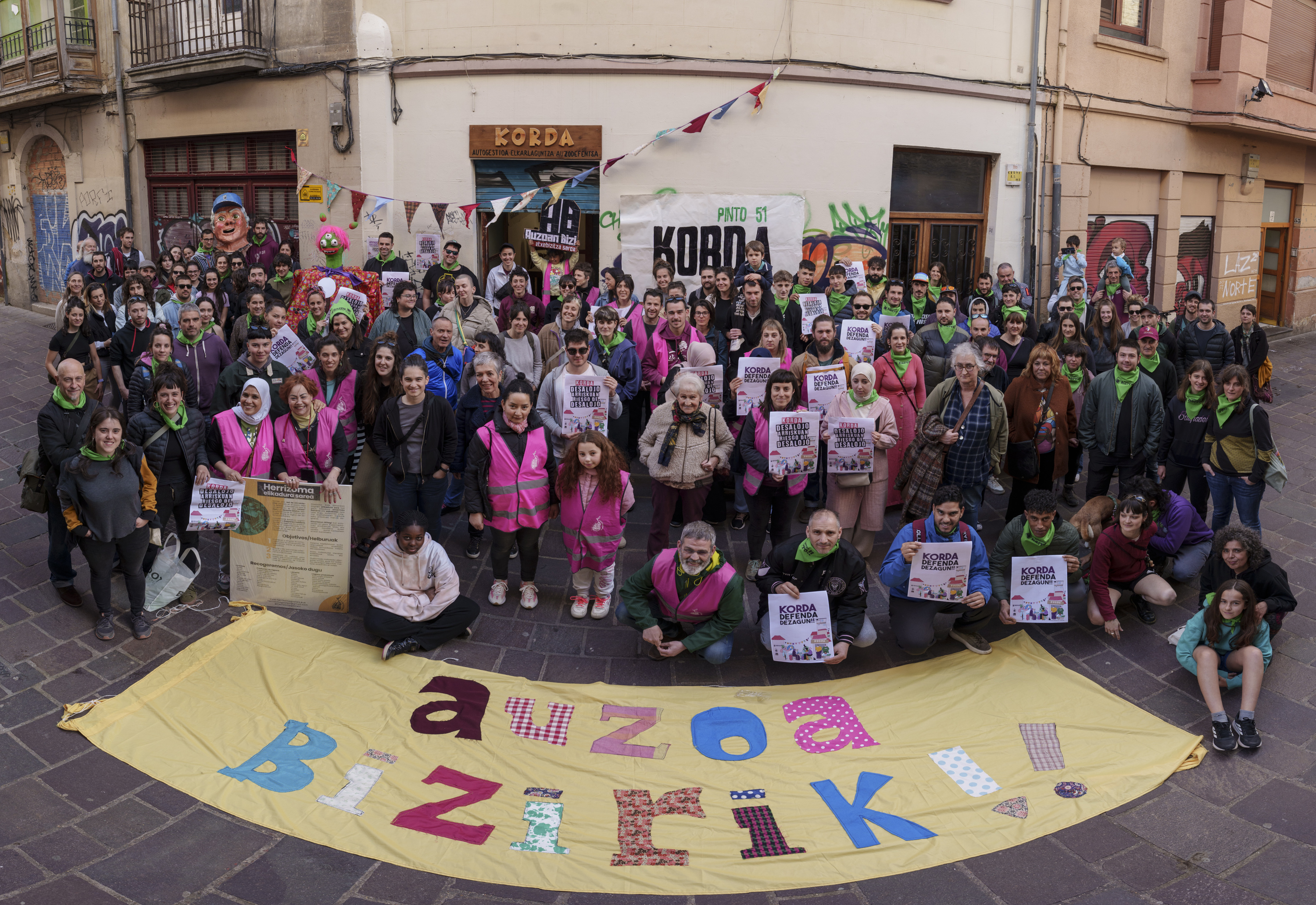 Korda espazioko hainbat kide, Pintore kaleko 51. zenbakian, artxiboko irudi batean. KORDA ESPAZIOA