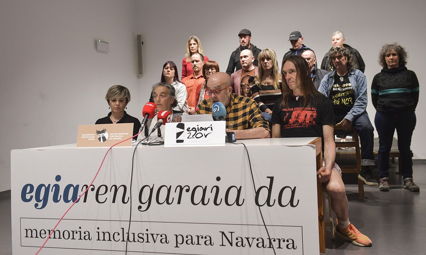 Egiari Zor fundazioak eta Nafarroako Torturatuen Sareak Iruñean eginiko agerraldi bat, artxiboko irudi batean. IDOIA ZABALETA / FOKU