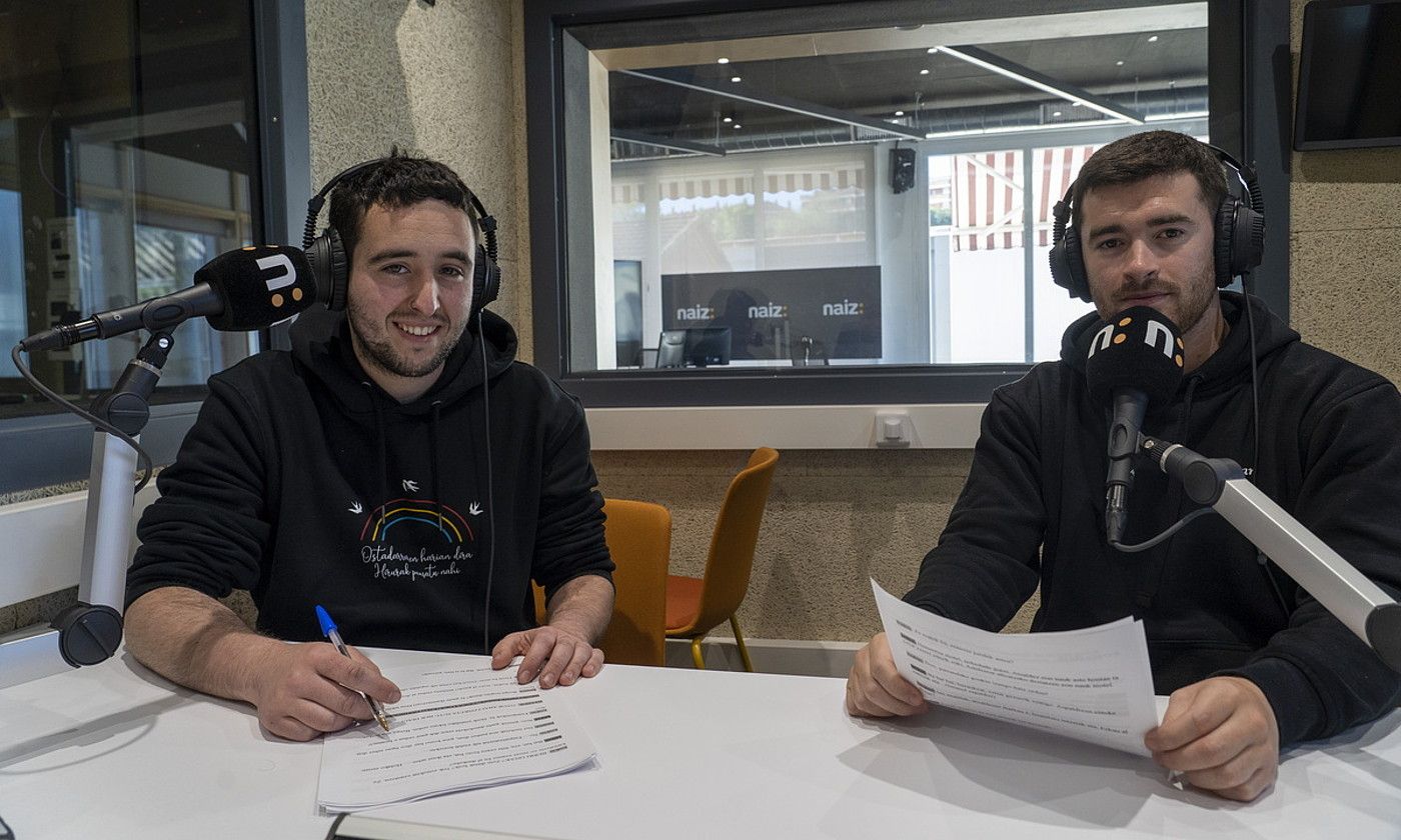Josu Odriozola eta Ion Garate, Naiz irratiko estudioan, Donostian. GORKA RUBIO / FOKU. Josu Odriozola eta Ion Garate, Naiz irratiko estudioan, Donostian. GORKA RUBIO / FOKU.