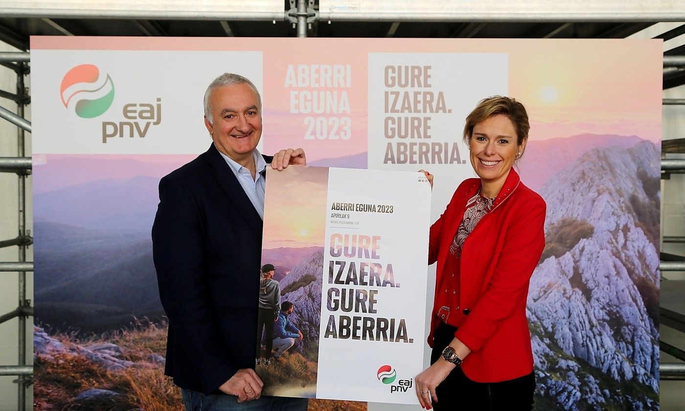 Xabier Barandiaranek eta Mireia Zaratek aurkeztu zuten atzo EAJren Aberri Eguna. BERRIA. Xabier Barandiaranek eta Mireia Zaratek aurkeztu zuten atzo EAJren Aberri Eguna. BERRIA.