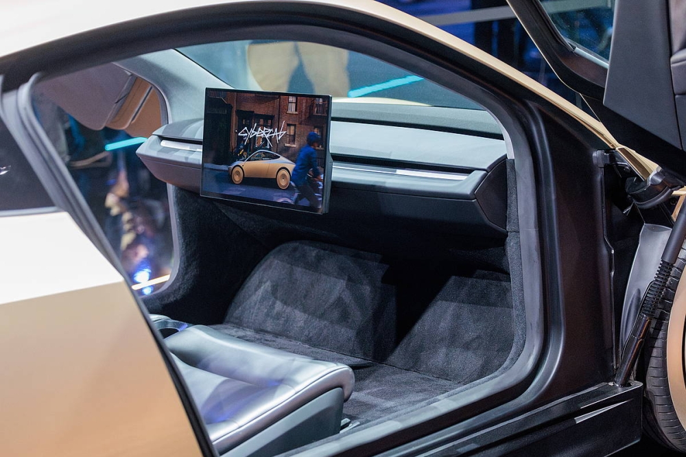 Teslaren 'cybercab'-aren barnealdea, bolanterik eta pedalik gabe. OLIVIER MATTHYS / EFE