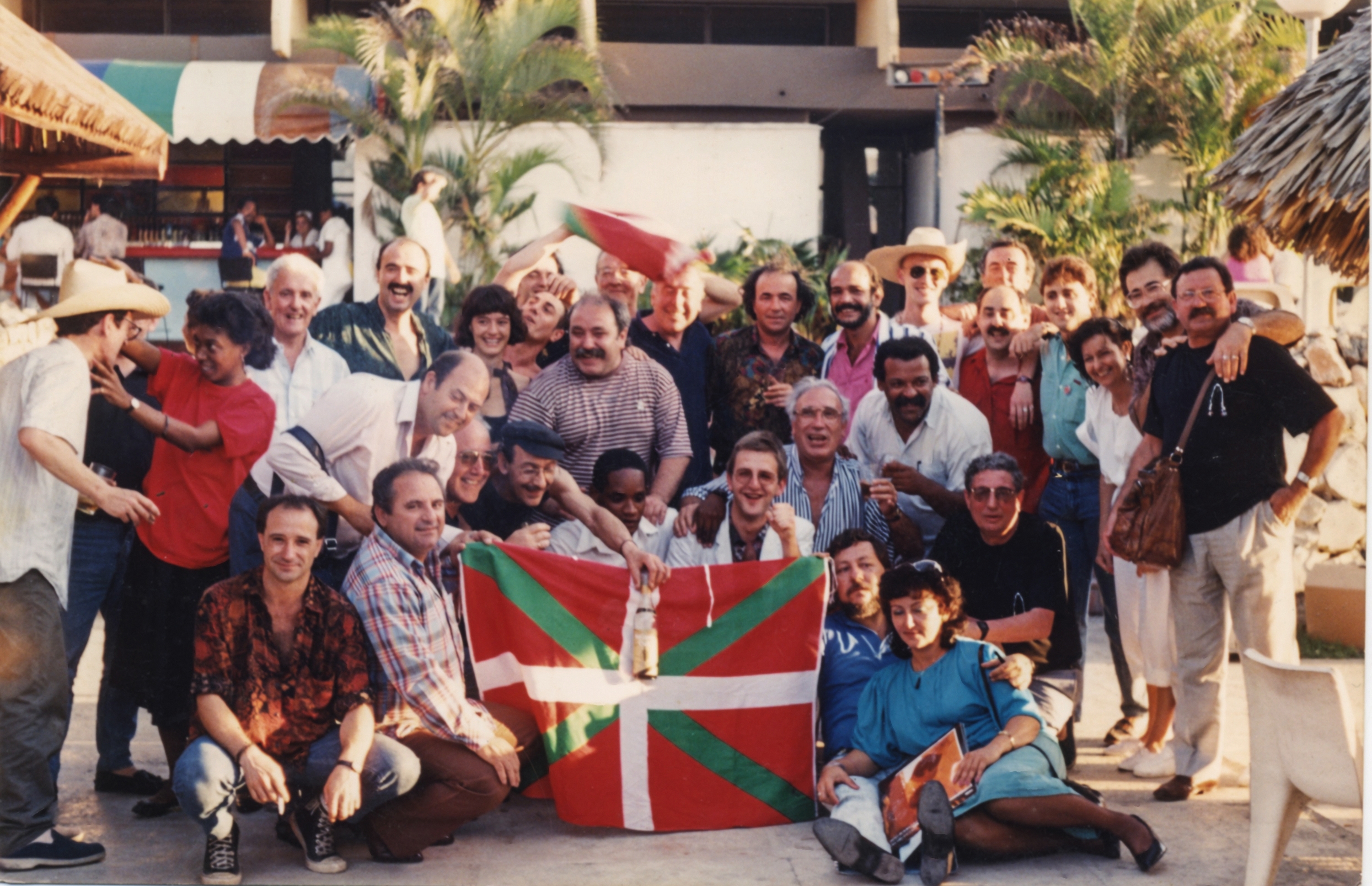 1990ean Kubara bidaia egin zuten euskal sortzaileak, bidaia egin zuten beste hainbat kiderekin batera. BERRIA