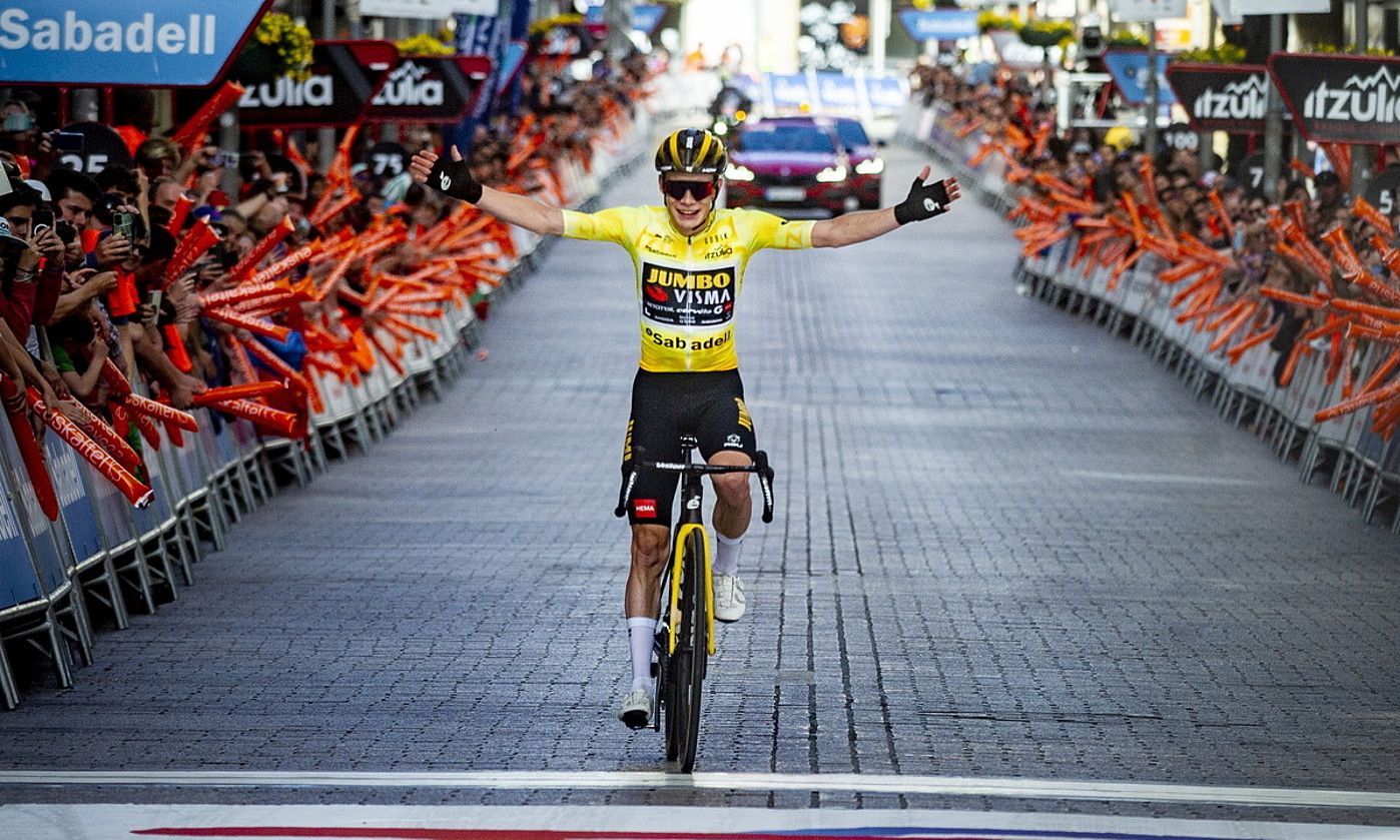 Ezkerretik hasita: Ion Izagirre, Jonas Vingeegard eta Mikel Landa atzo, podiumean. JAIZKI FONTANEDA / FOKU.