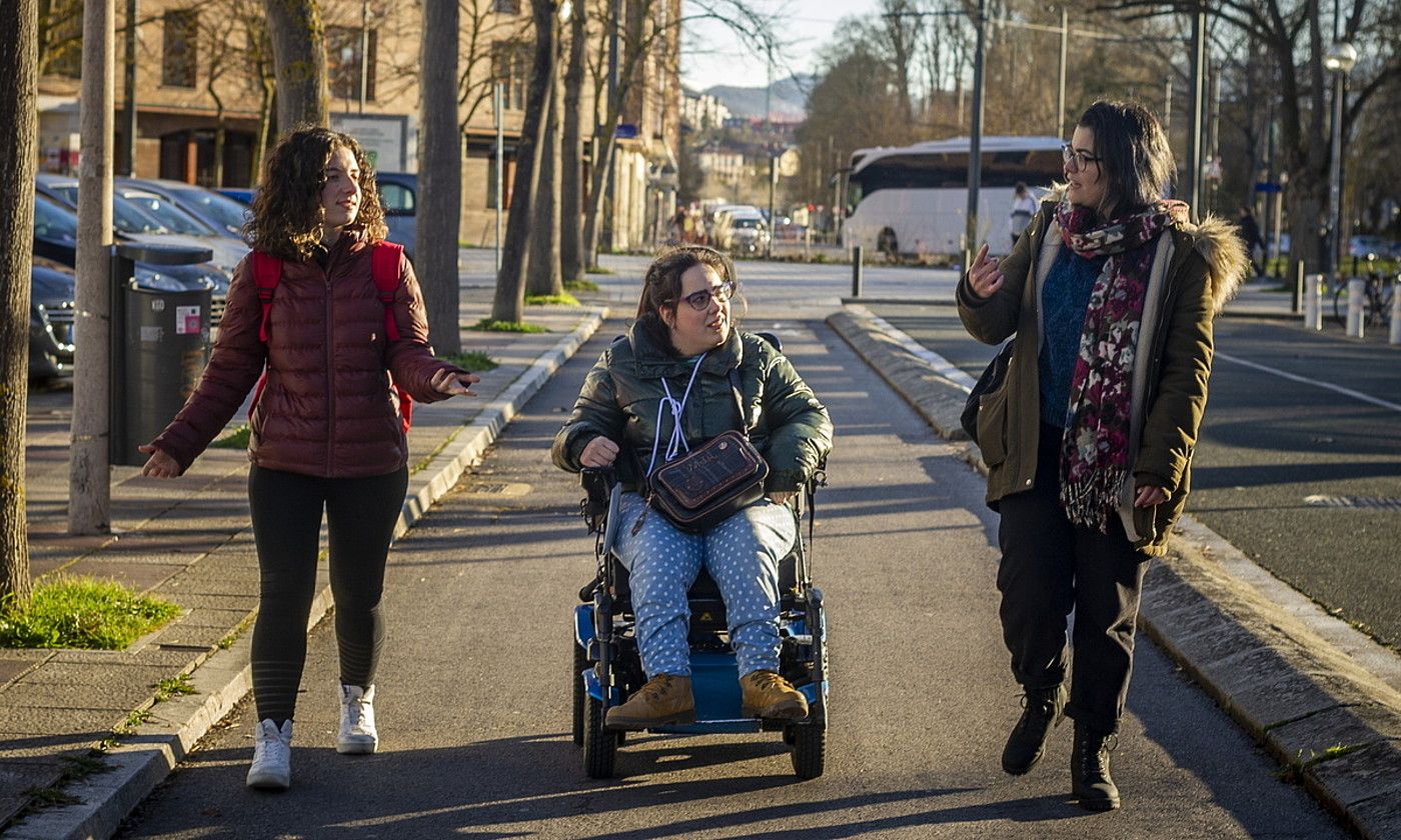 Alaitz Ziarsolo, Noelia Dacosta eta Ainhoa Atxa interpretea. JAIZKI FONTANEDA / FOKU.