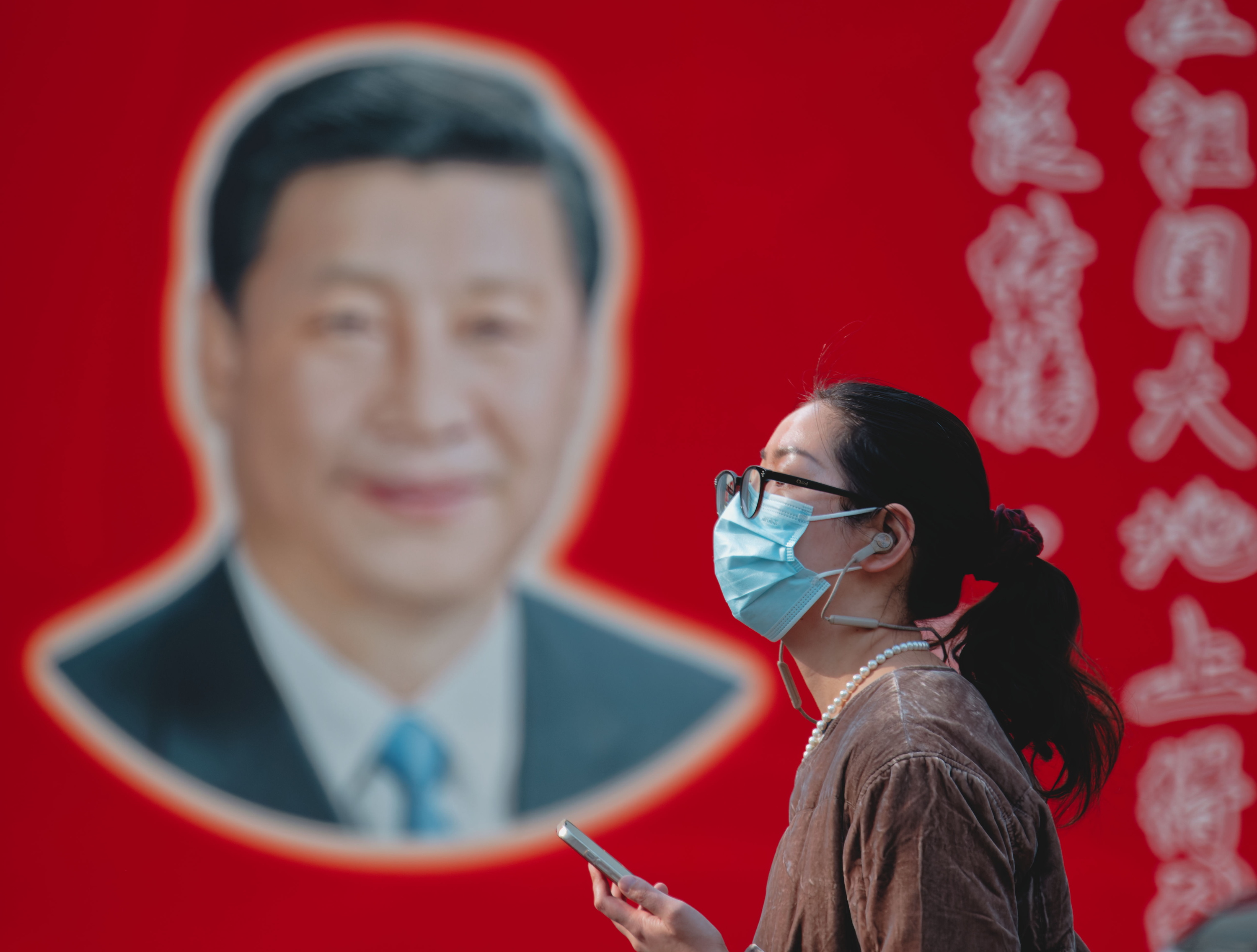 Xi Jinping Txinako presidentea afixa batean, Shanghaiko kale batean. ALEX PLAVEVSKI / EFE
