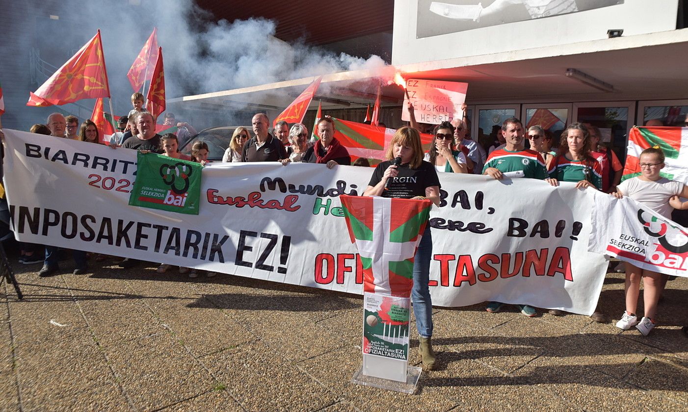 Euskal selekzioaren aldeko ekitaldia, Aguilera frontoiaren aurrean, Miarritzeko Munduko Txapelketan. FRANÇOIS BERLAND.