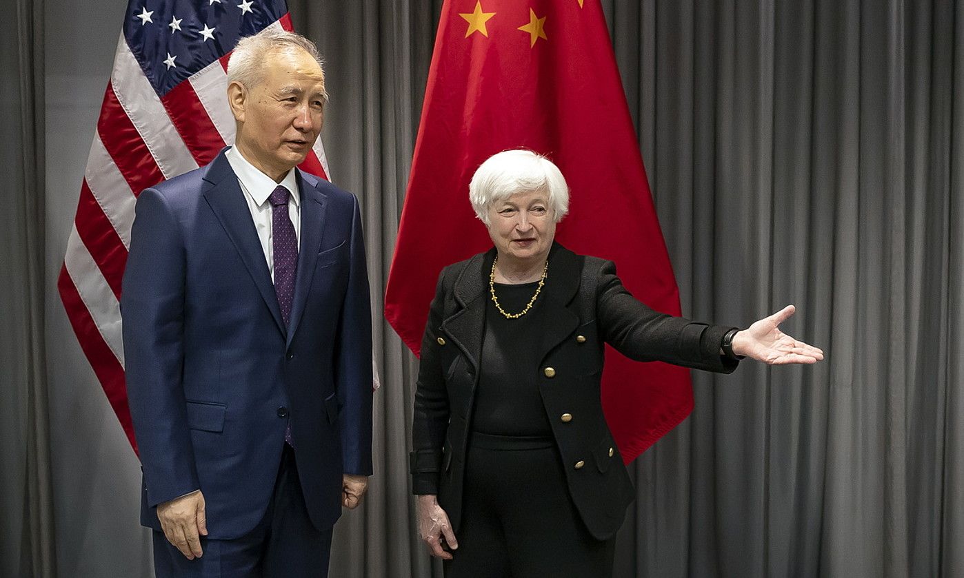 Liu He Txinako lehen ministrordea eta Janet Yellen AEBetako Altxorreko idazkaria, bilera batean. MICHAEL BUHOLZER / EFE.