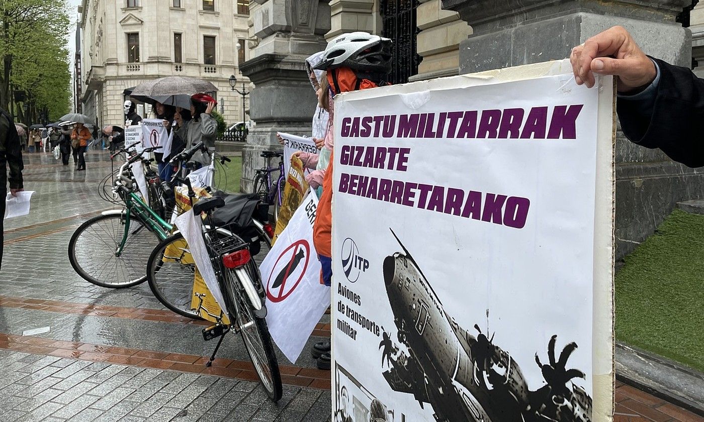 Larunbateko bizikleta martxa aurkeztu zuten atzo, Bizkaiko Foru Aldundian. BERRIA.