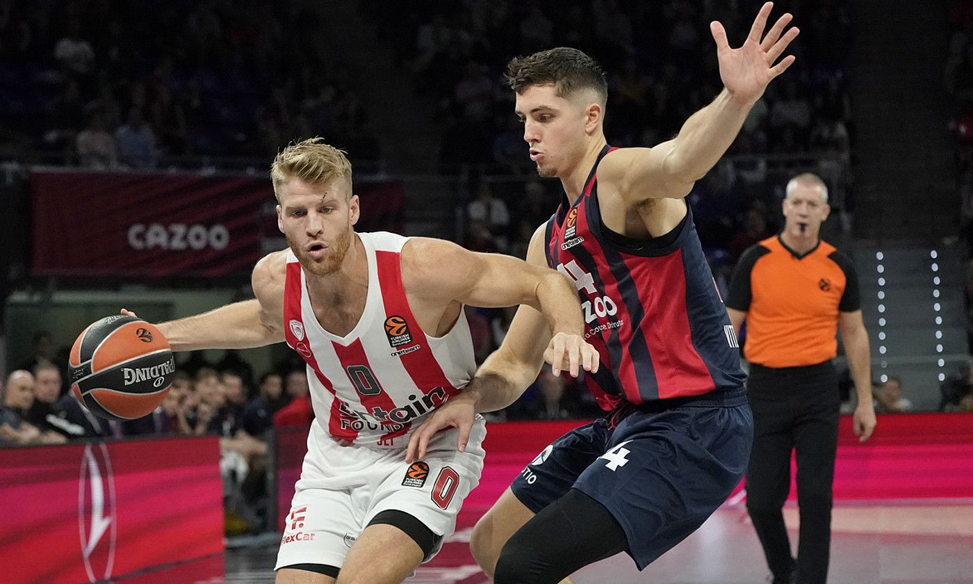 Thomas Walkup Olympiakosekoa eta Daulton Hommes Baskoniakoa, Buesa Arenan jokatutako joaneko partidan. L. RICO / EFE. Thomas Walkup Olympiakosekoa eta Daulton Hommes Baskoniakoa, Buesa Arenan jokatutako joaneko partidan. L. RICO / EFE.