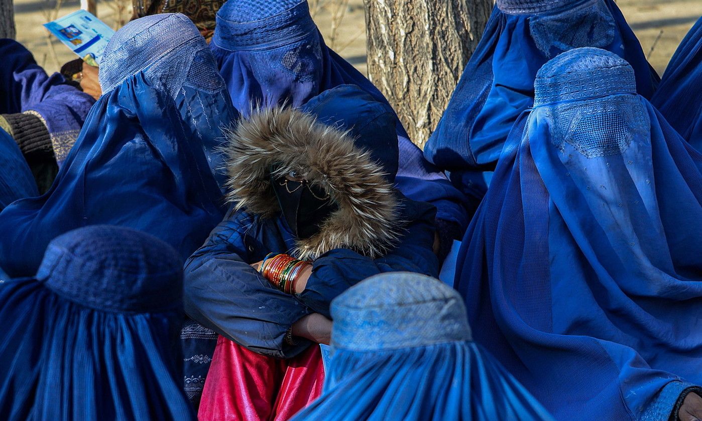 Emakume talde bat ikatza eta janaria jasotzeko zain, Kabulen, artxiboko argazki batean. STR / EFE.