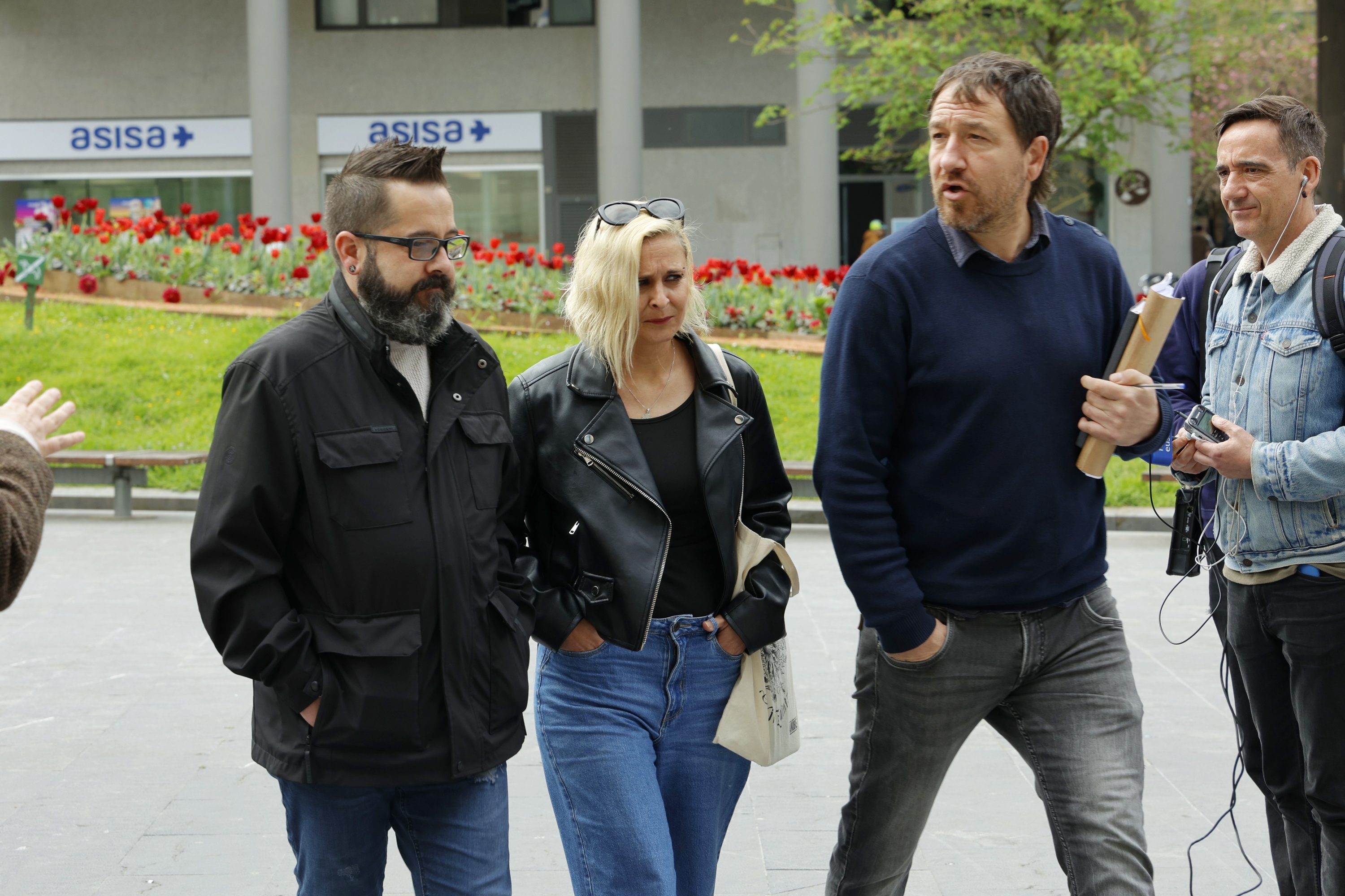 Amaya Zabarte, bere senarra eta abokatuarekin batera, gaur, epaitegira iristen. MAIALEN ANDRES/FOKU