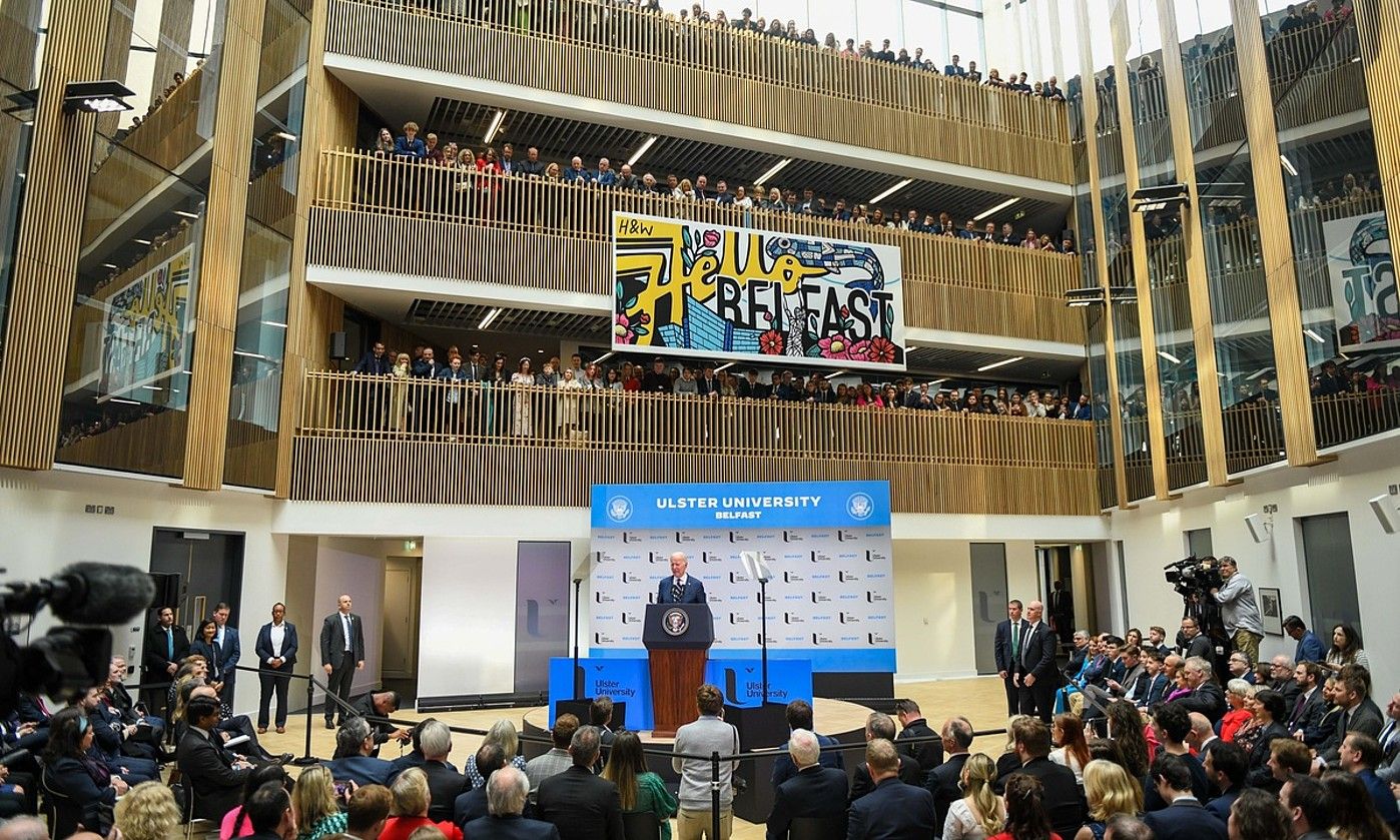 Joe Biden AEBetako presidentea, atzo, Ulsterko Unibertsitatean (Belfast). CHRIS RATCLIFFE / EFE.