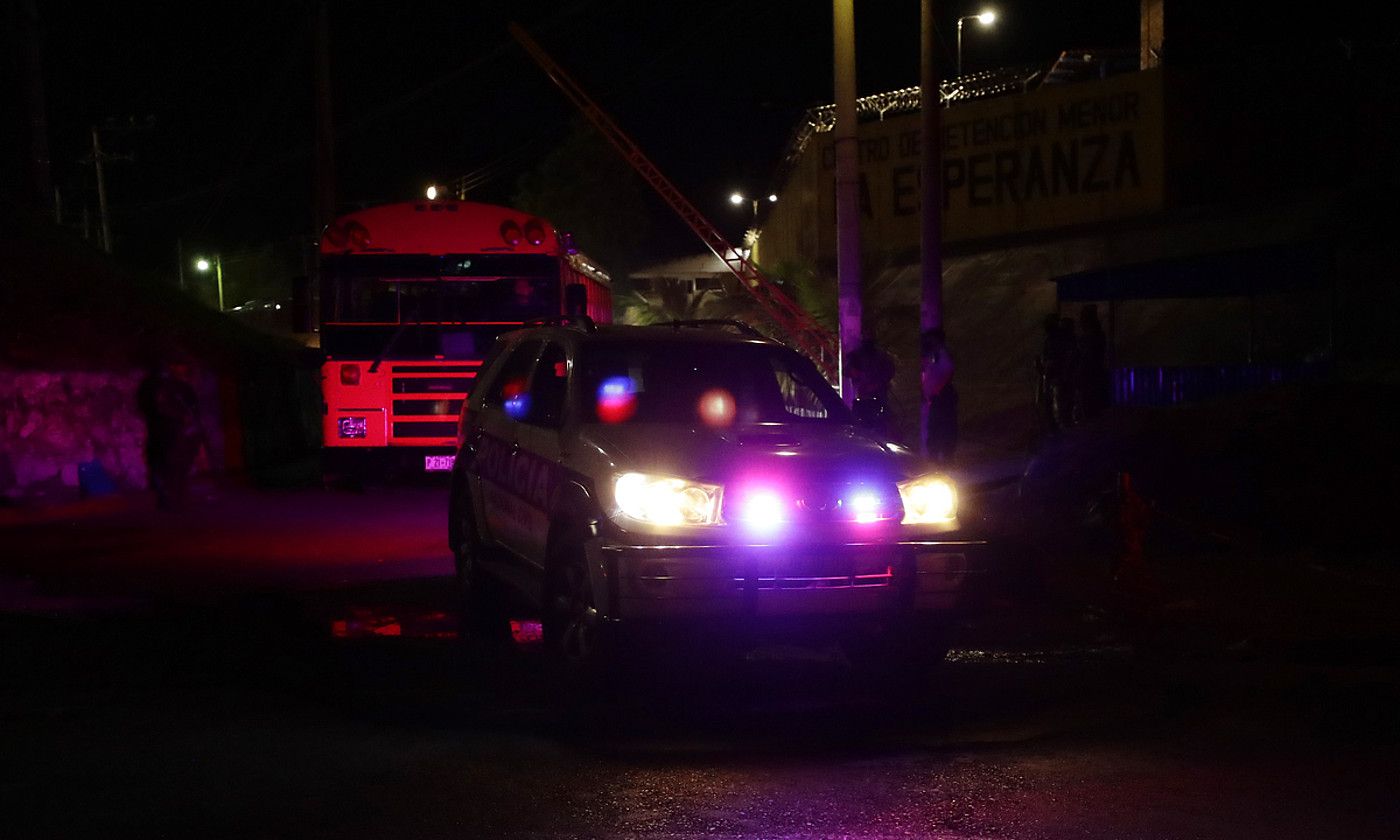 El Salvadorko Poliziaren patruila bat, joan den otsailean. RODRIGO SURA / EFE.