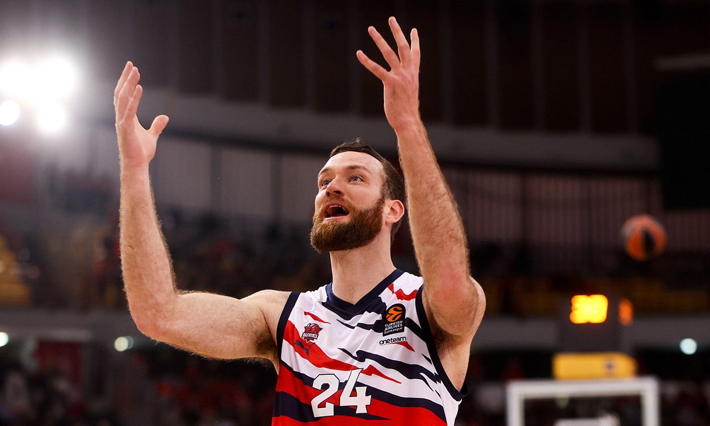 Matt Costello, Baskoniako pibota, atzo, Bakearen eta Laguntasunaren pabiloian jokatutako partidan. GEORGIA PANAGOPOULOU / EFE.