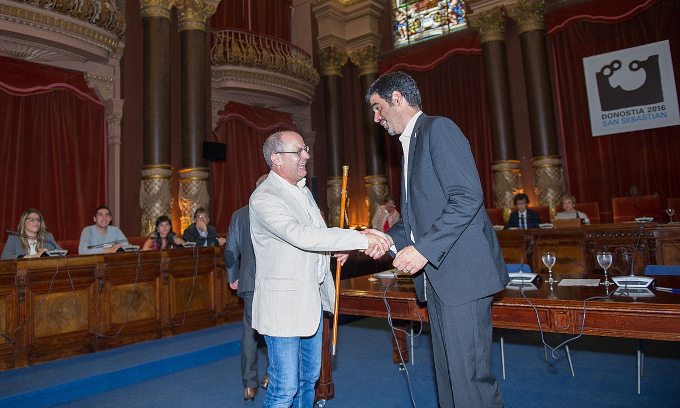 Juan Karlos Izagirre Eneko Goiari aginte makila ematen, 2015ean. J.C. RUIZ / FOKU.