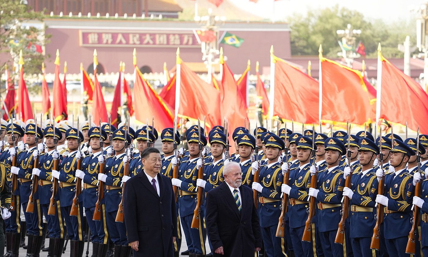 Xi Jinping Txinako presidentea eta Lula Brasilgoa, atzo, Pekinen, armadaren aurrean ibilian. KEN ISHII / EFE.