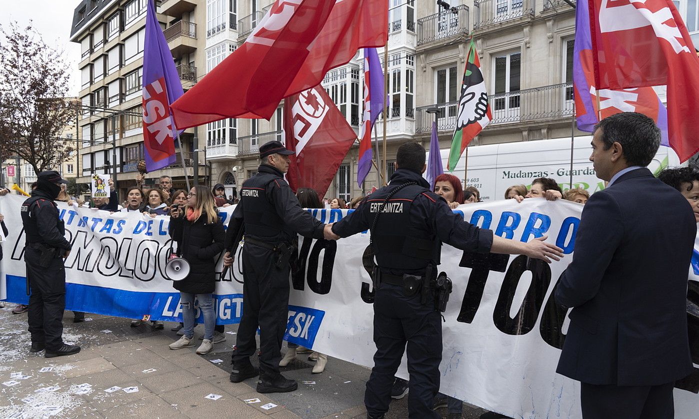 Garbitzaileak, Eusko Legebiltzarraren aurrean protestan. RAUL BOGAJO / FOKU. Garbitzaileak, Eusko Legebiltzarraren aurrean protestan. RAUL BOGAJO / FOKU.