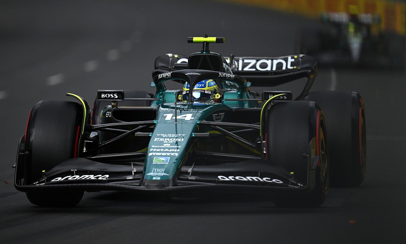 Fernando Alonso Aston Martineko gidaria, Australiako Sari Nagusiko entrenamenduetan. JOEL CARRETT / EFE. Fernando Alonso Aston Martineko gidaria, Australiako Sari Nagusiko entrenamenduetan. JOEL CARRETT / EFE.
