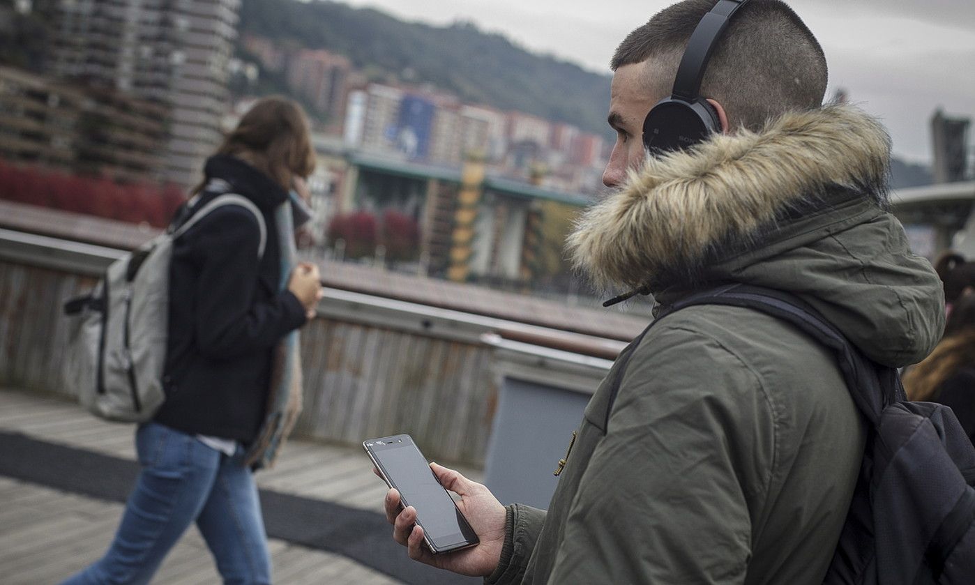Gazte bat sakelako telefonoan audio saio bat entzuten, Bilbon. ARITZ LOIOLA / FOKU. Gazte bat sakelako telefonoan audio saio bat entzuten, Bilbon. ARITZ LOIOLA / FOKU.