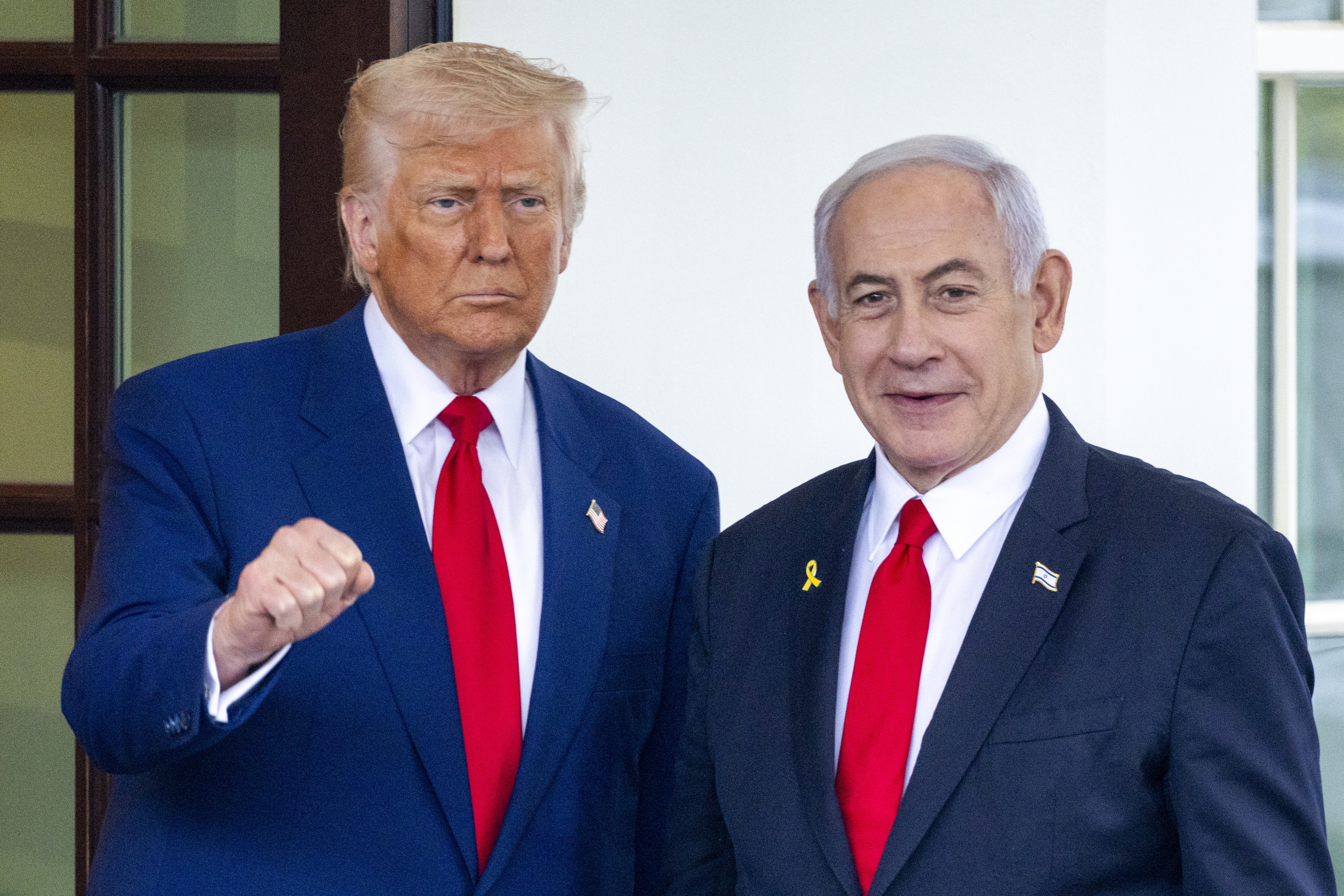 Netanyahu eta Trump bilkura hasi aurretik, Etxe Zuriaren atarian. SHAWN THEW / EFE