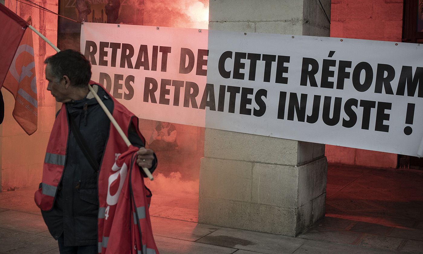 Manifestari bat, ostiral iluntzean Baionan eginiko mobilizazioan. PATXI BELTZAIZ.