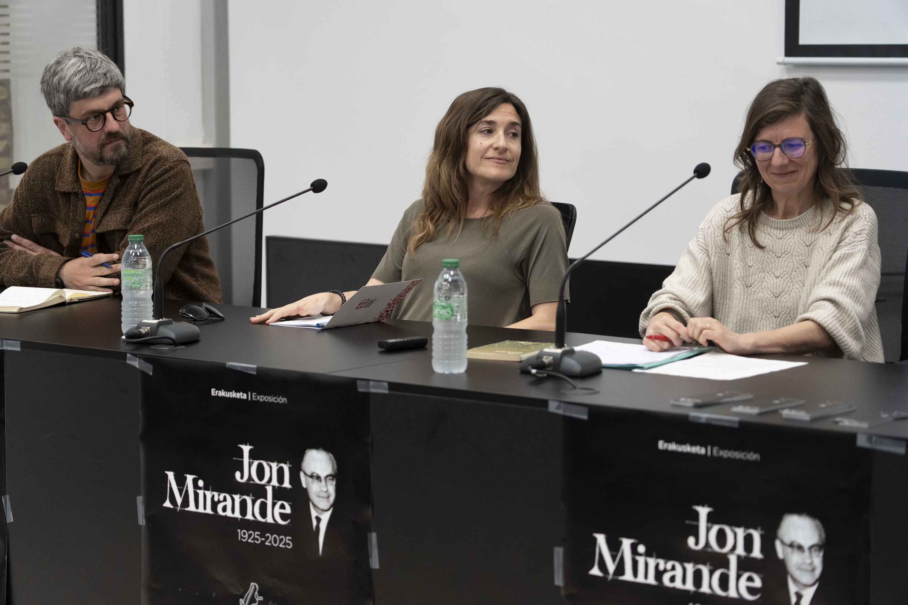 Gorka Bereziartua, Amaia Elizalde eta Katixa Dolhare-Zaldunbide, atzo, Iruñeko Hizkuntza Eskolan. JAGOBA MANTEROLA / FOKU