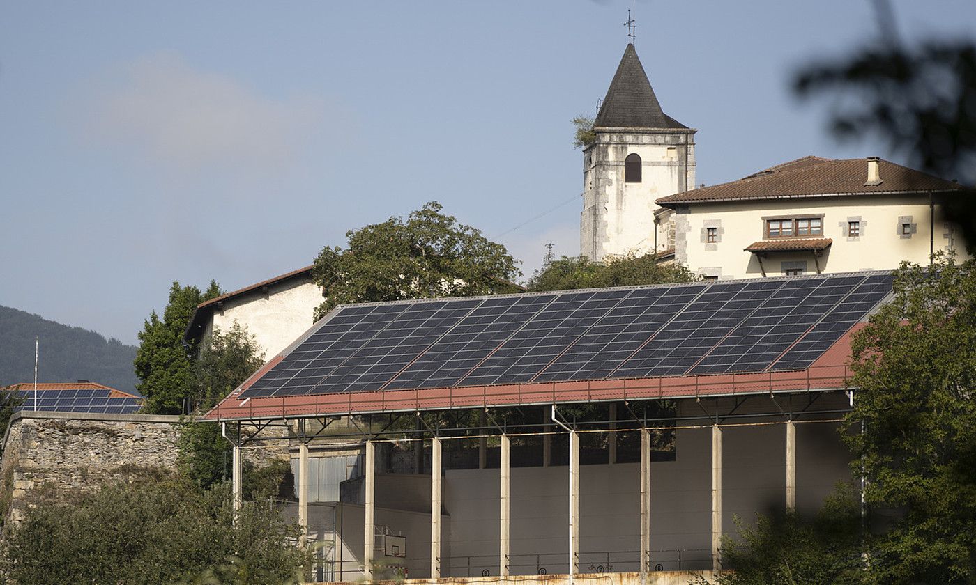 Energia komunitateak sortu dituzte hainbat herritan. Irudian, Orexako (Gipuzkoa) frontoia. JAGOBA MANTEROLA / FOKU. Energia komunitateak sortu dituzte hainbat herritan. Irudian, Orexako (Gipuzkoa) frontoia. JAGOBA MANTEROLA / FOKU.