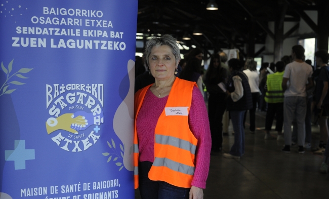 Beatrice Lafuente, prebentzioaren foroaren antolatzailea, joan den ostiralean Donibane Garaziko merkatu estalian. J.E. Beatrice Lafuente, prebentzioaren foroaren antolatzailea, joan den ostiralean Donibane Garaziko merkatu estalian. J.E.